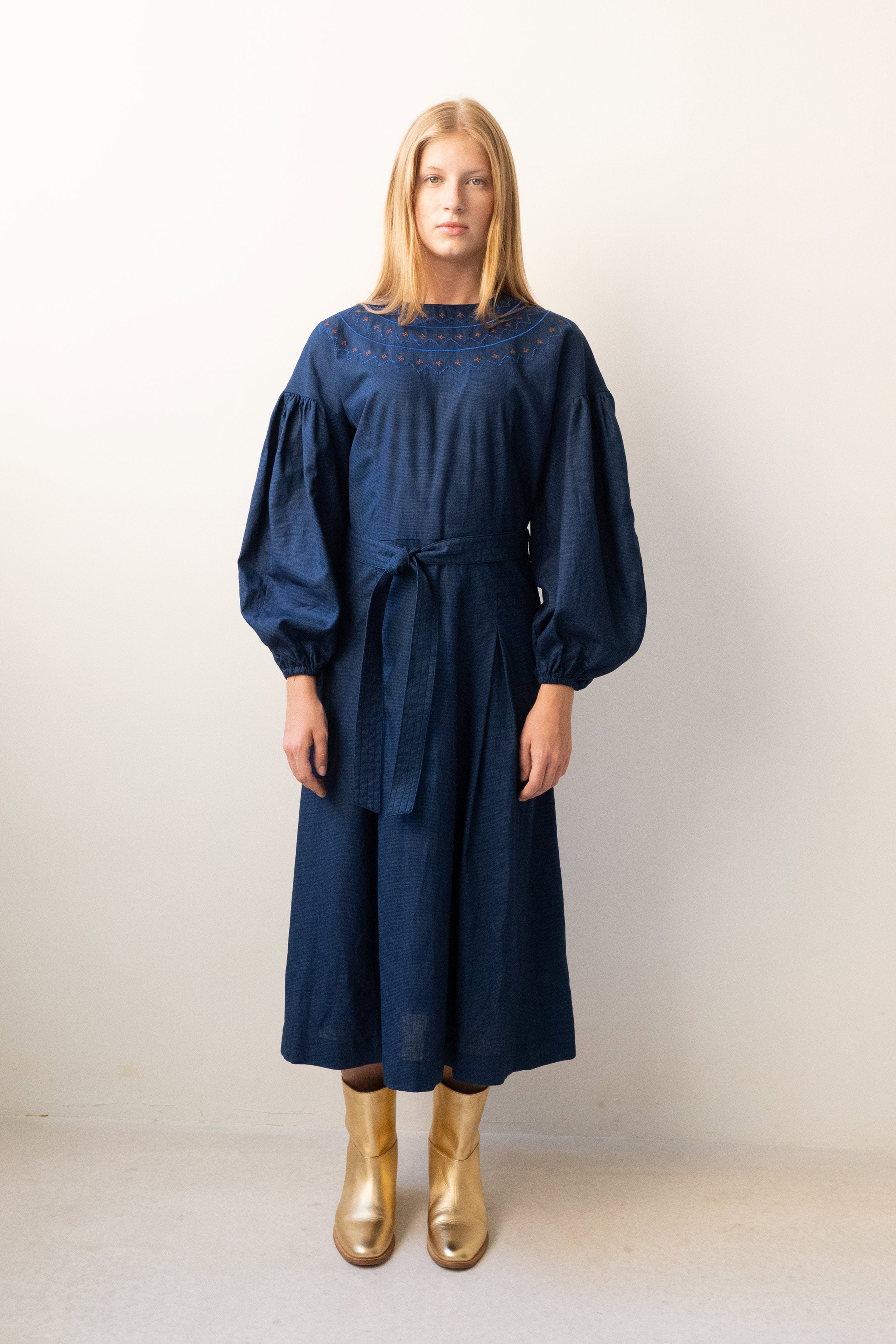 VOLUMINOUS SLEEVE DRESS