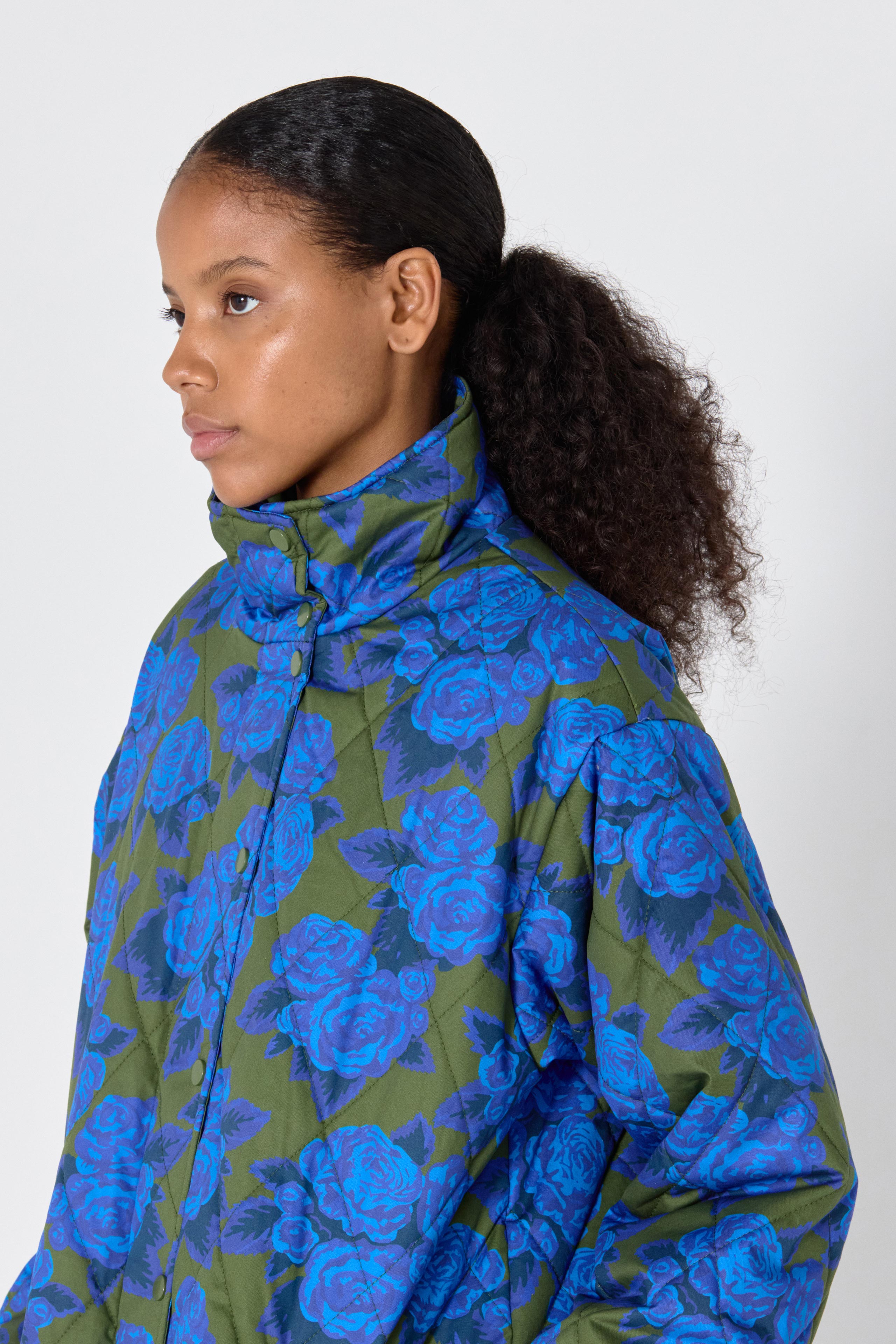CHAQUETA LARGA ROSAS