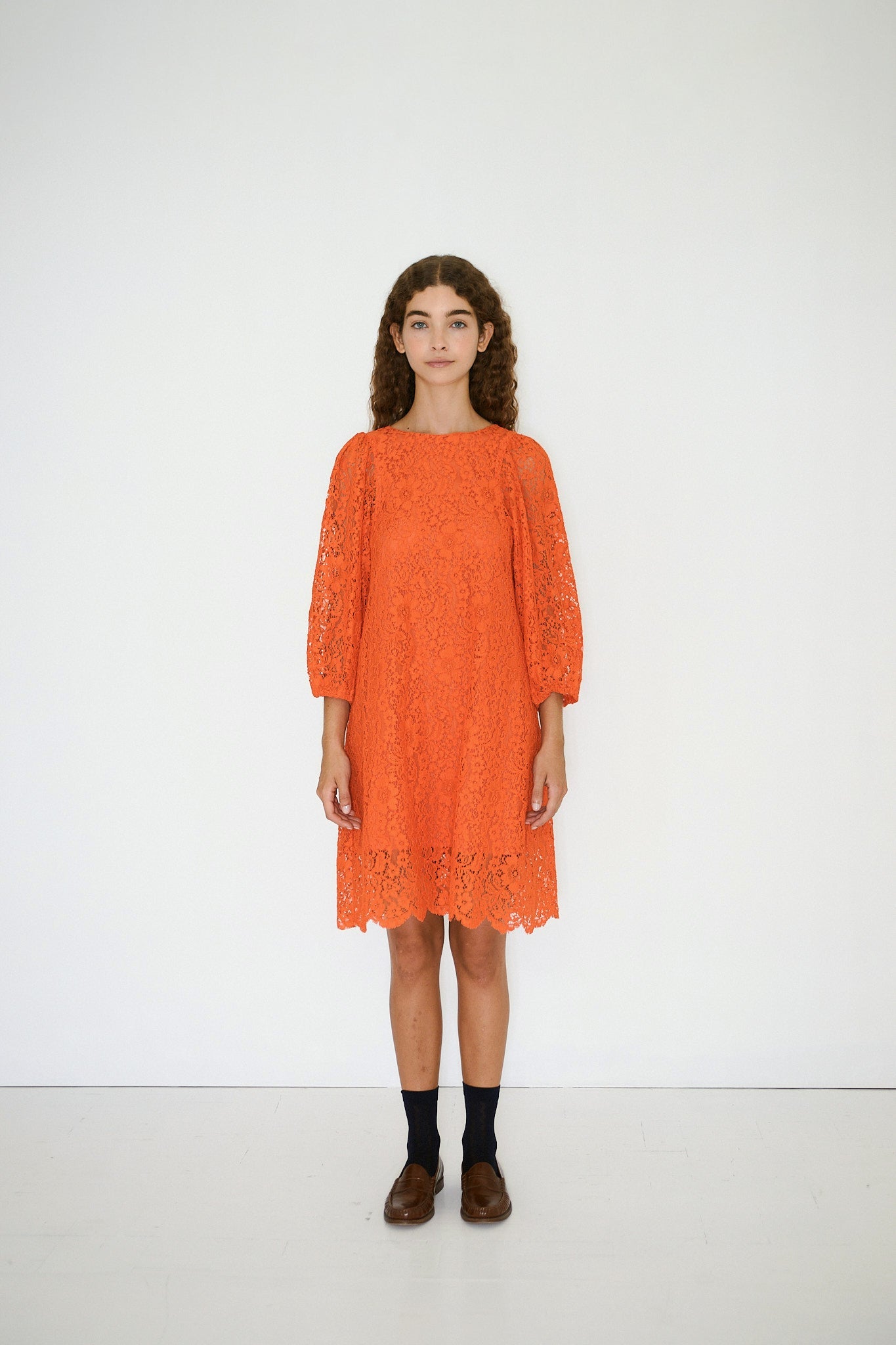 MINI-KLEID MIT PUFFÄRMELN AUS SPITZE