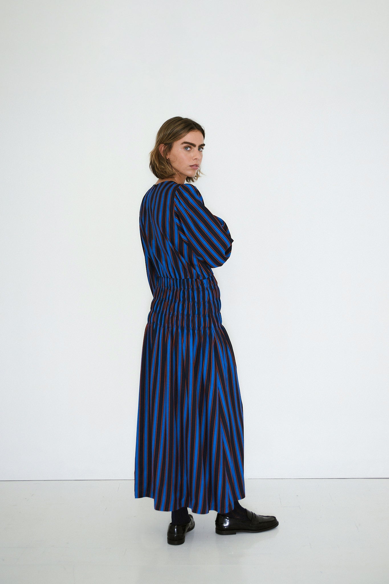 GESTREIFTES MIDI-KLEID