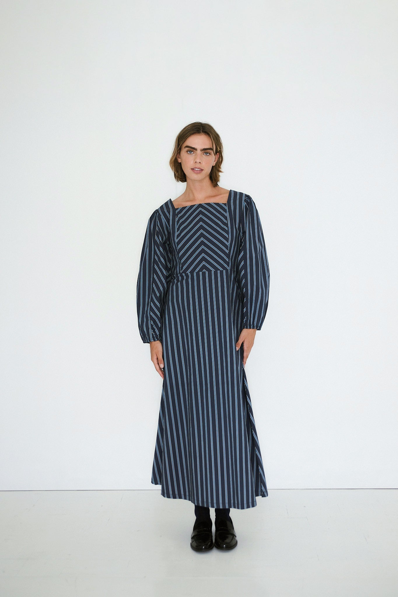 GESTREIFTES MIDI-KLEID