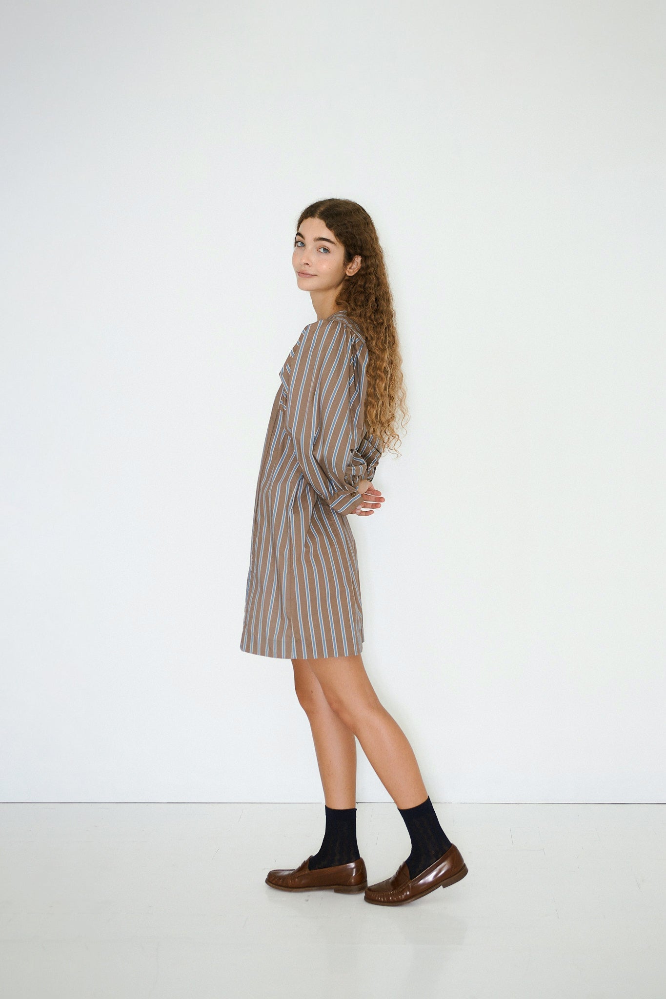 GESTREIFTES MINI-KLEID