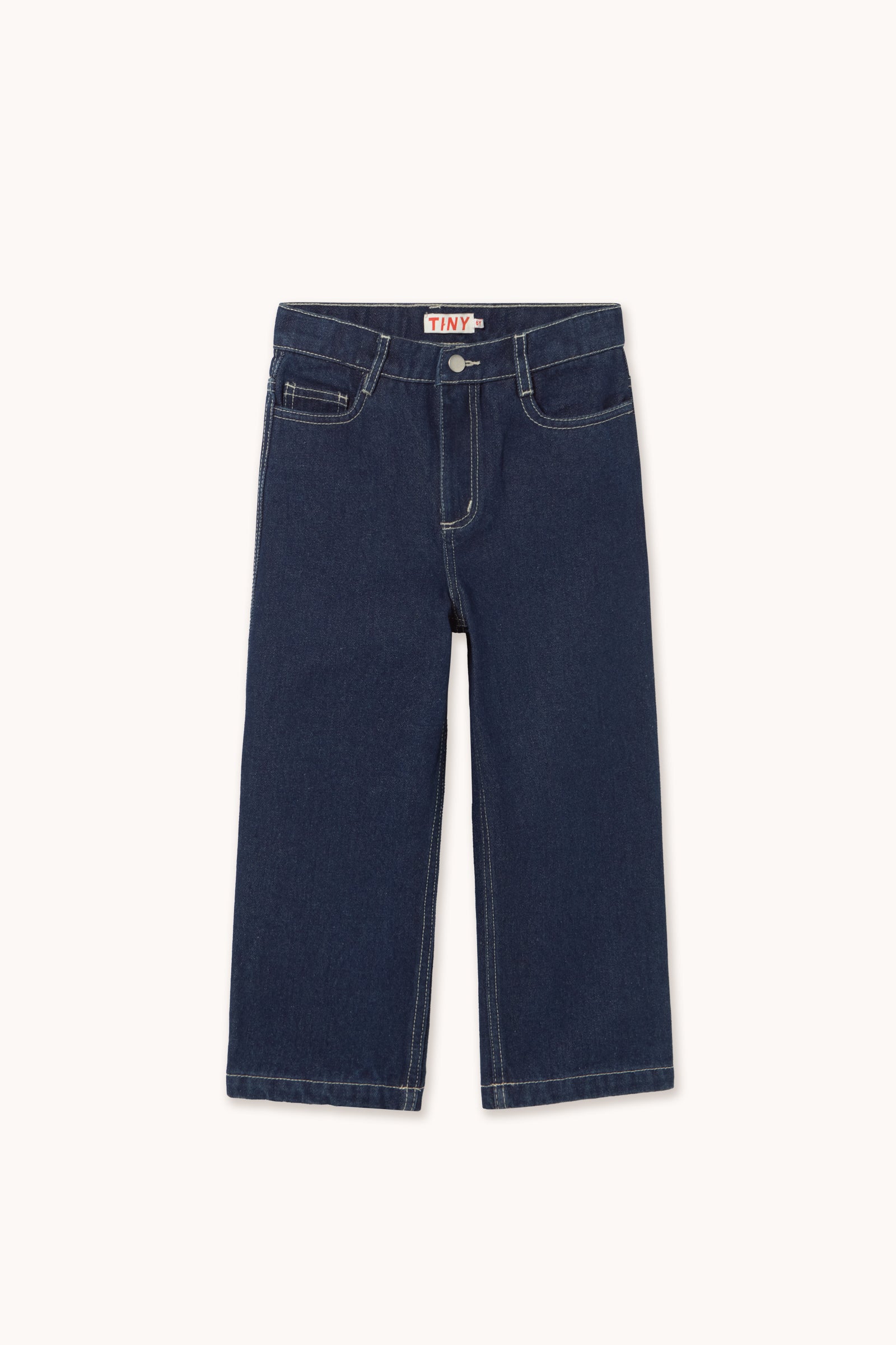 DENIMHOSE MIT KONTRASTDETAILS IN ROT