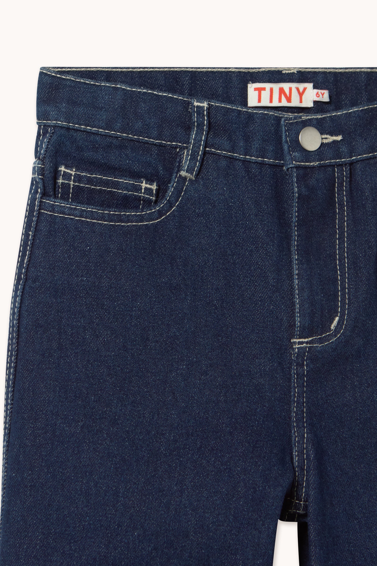 DENIMHOSE MIT KONTRASTDETAILS IN ROT