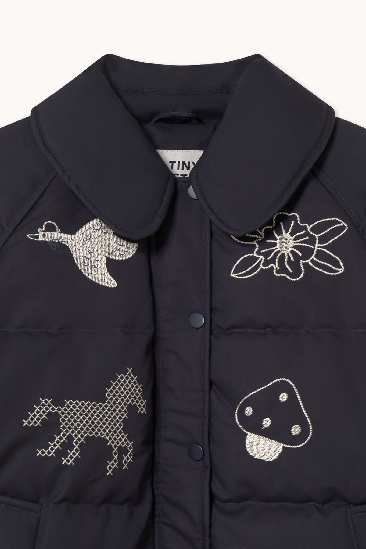 刺繍入りダウンジャケット