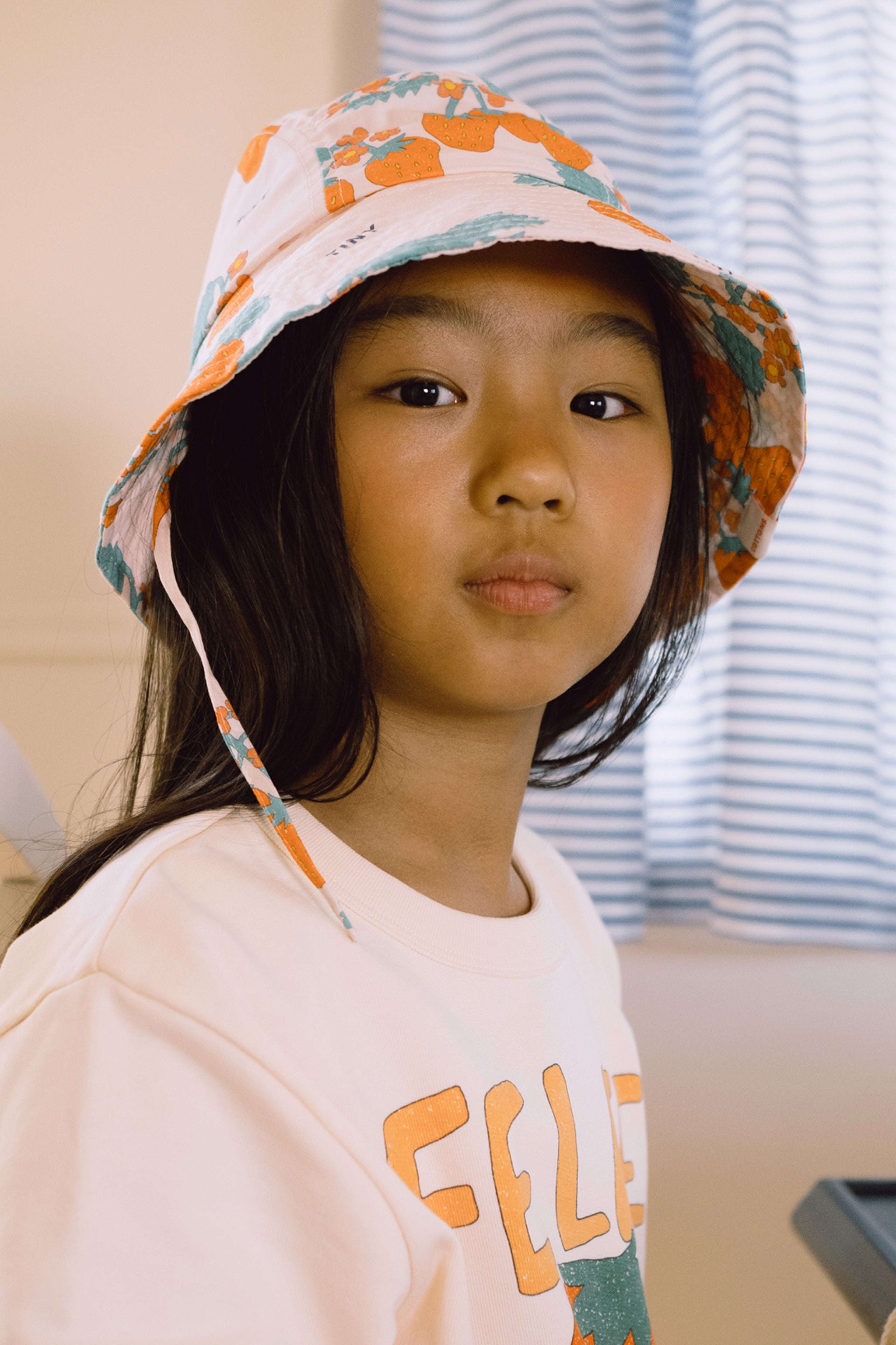 STRAWBERRIES BUCKET HAT
