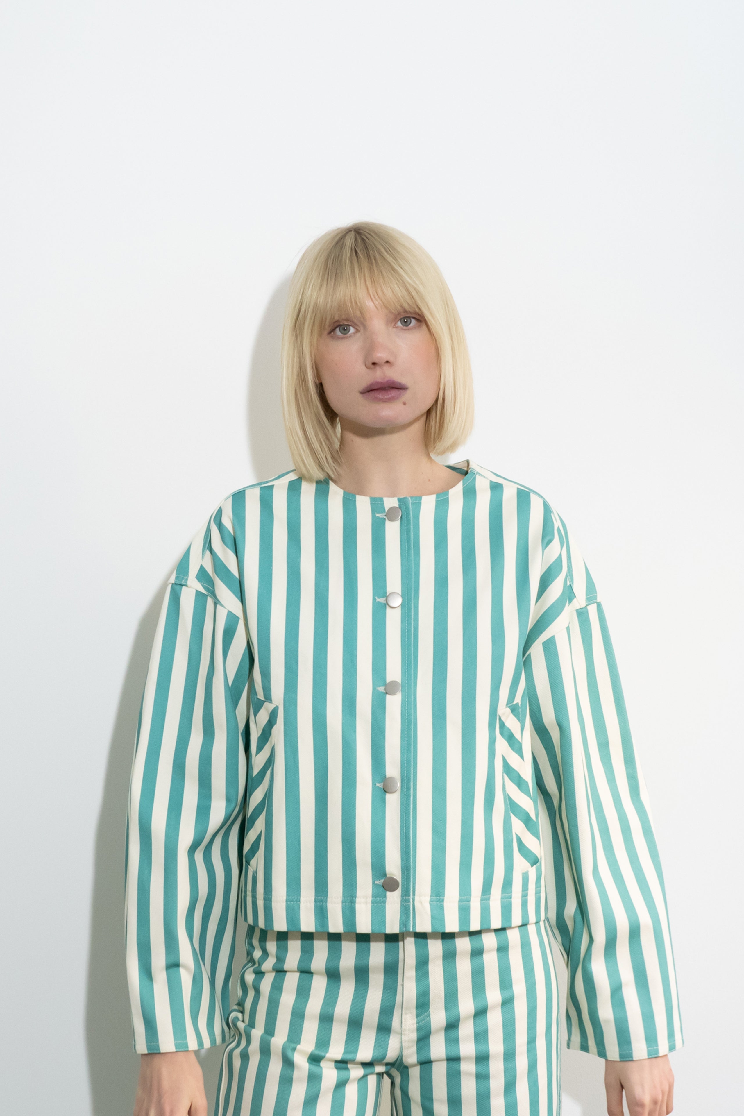 CHAQUETA A RAYAS CROPPED
