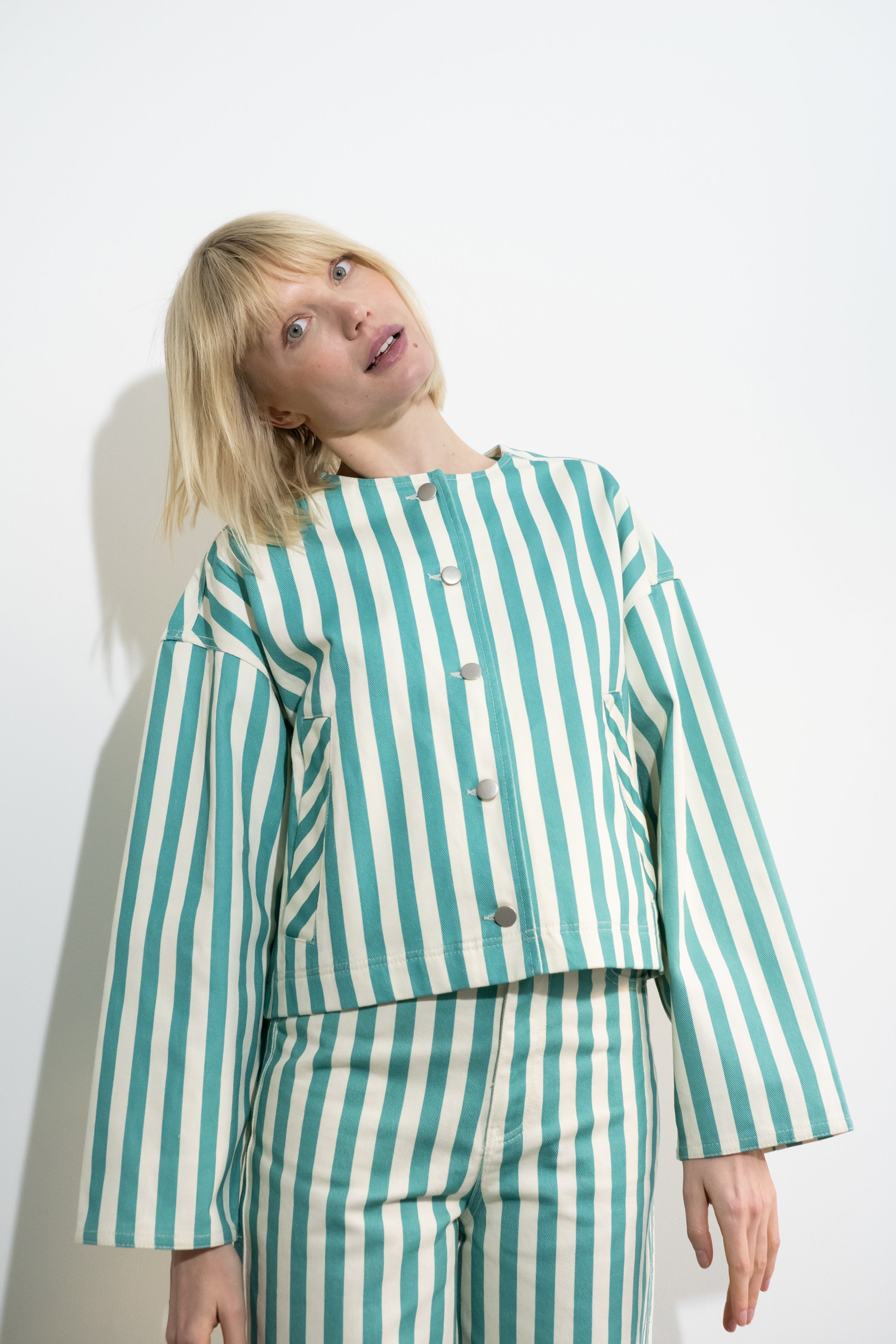 CHAQUETA A RAYAS CROPPED