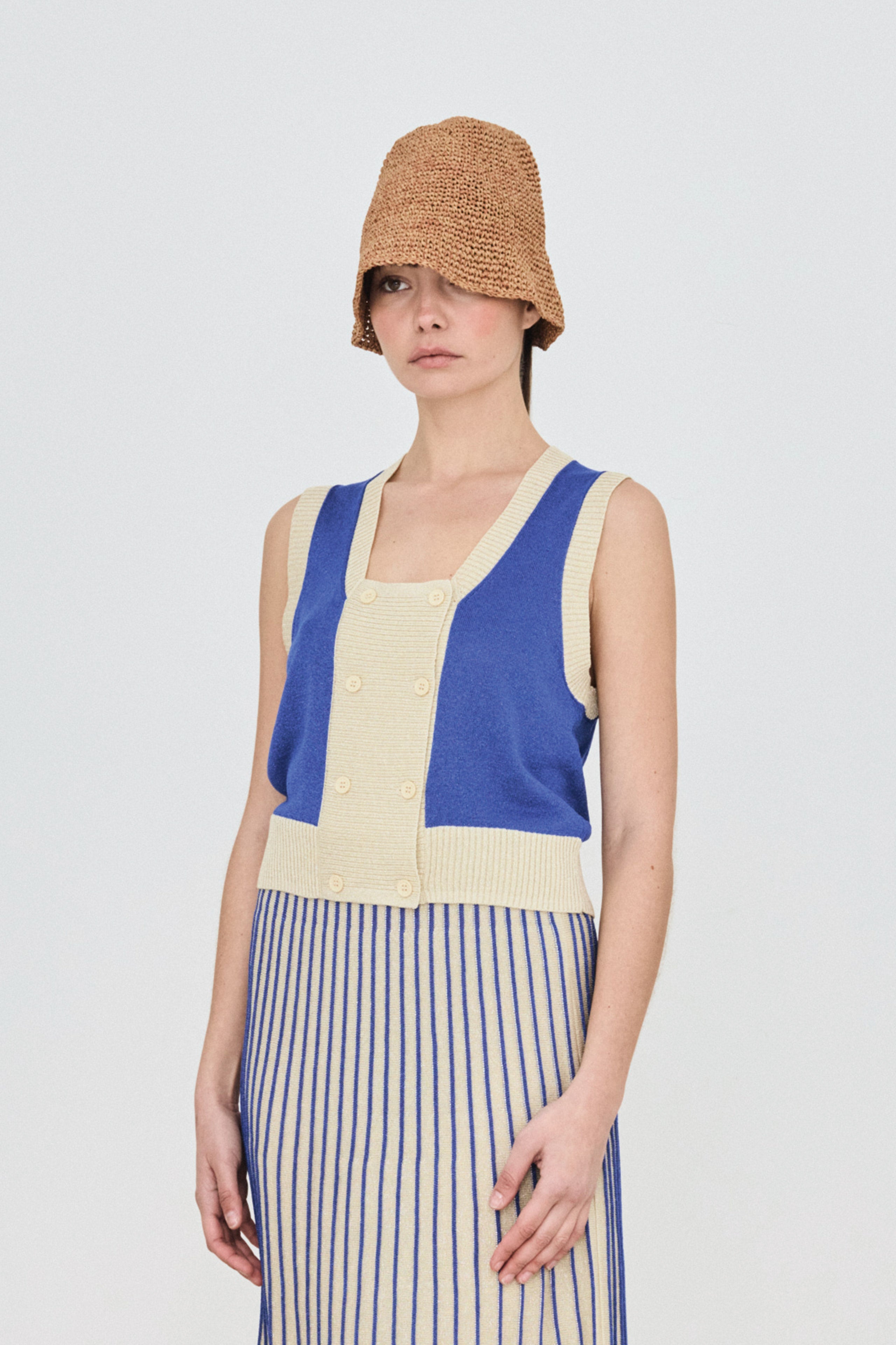 CONTRAST BUTTONED VEST