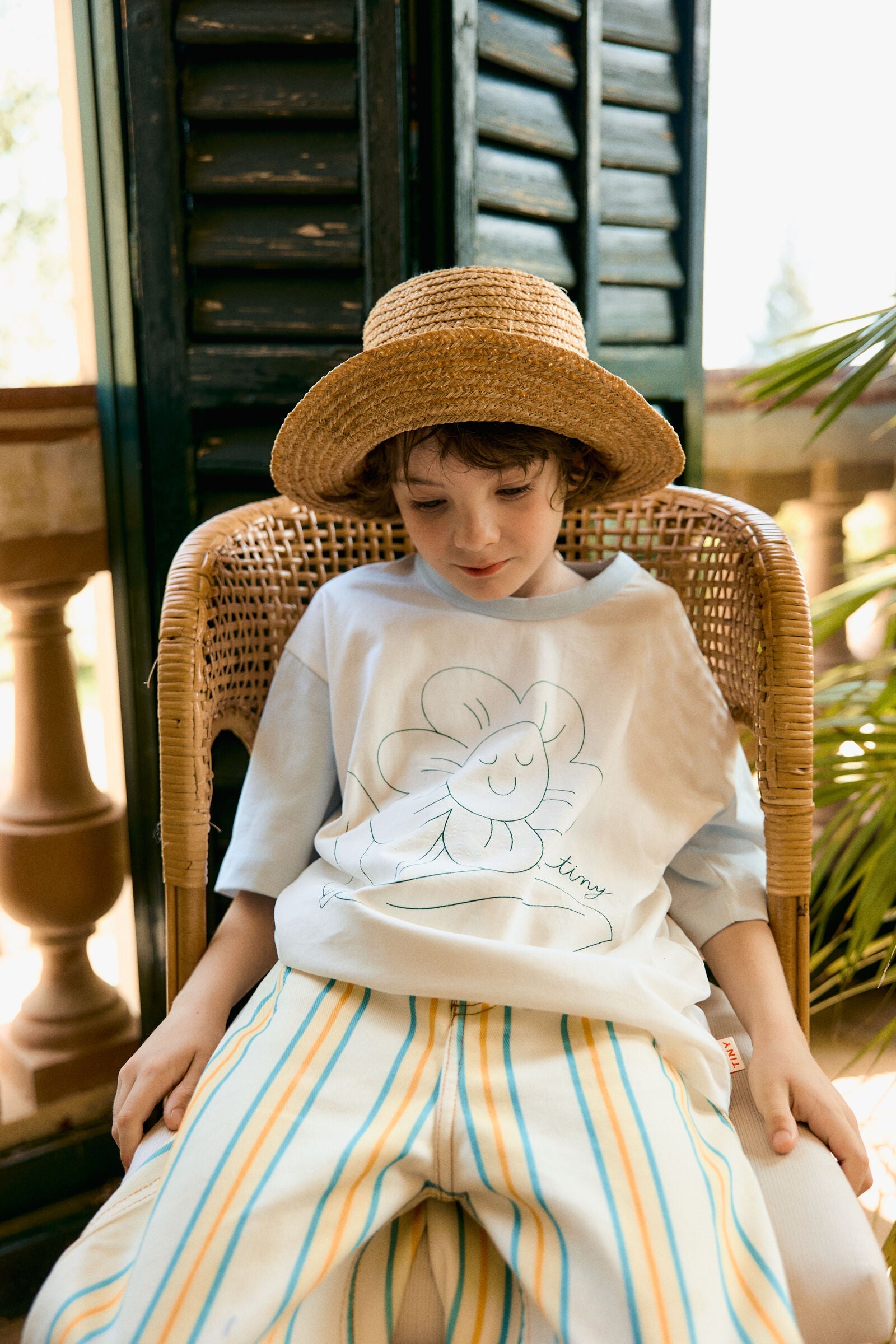 TINY FLOWER GRAPHIC TEE