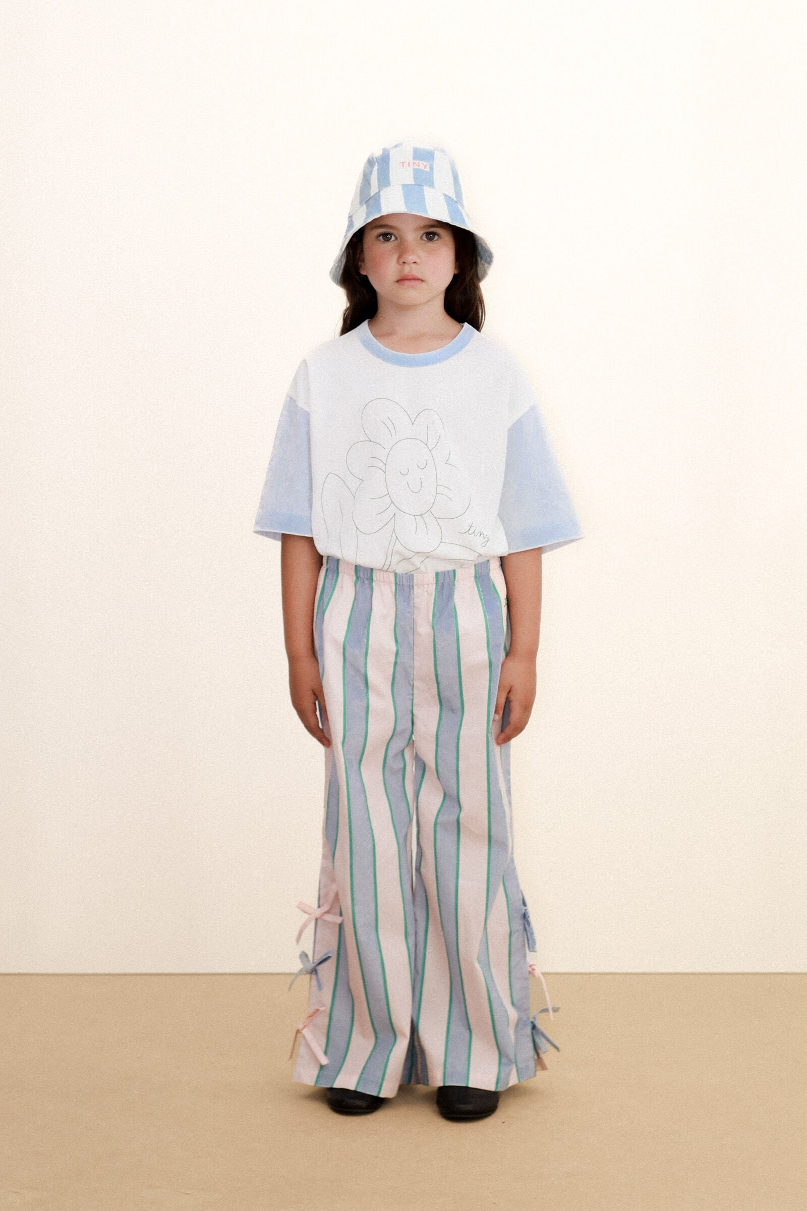 TINY FLOWER GRAPHIC TEE