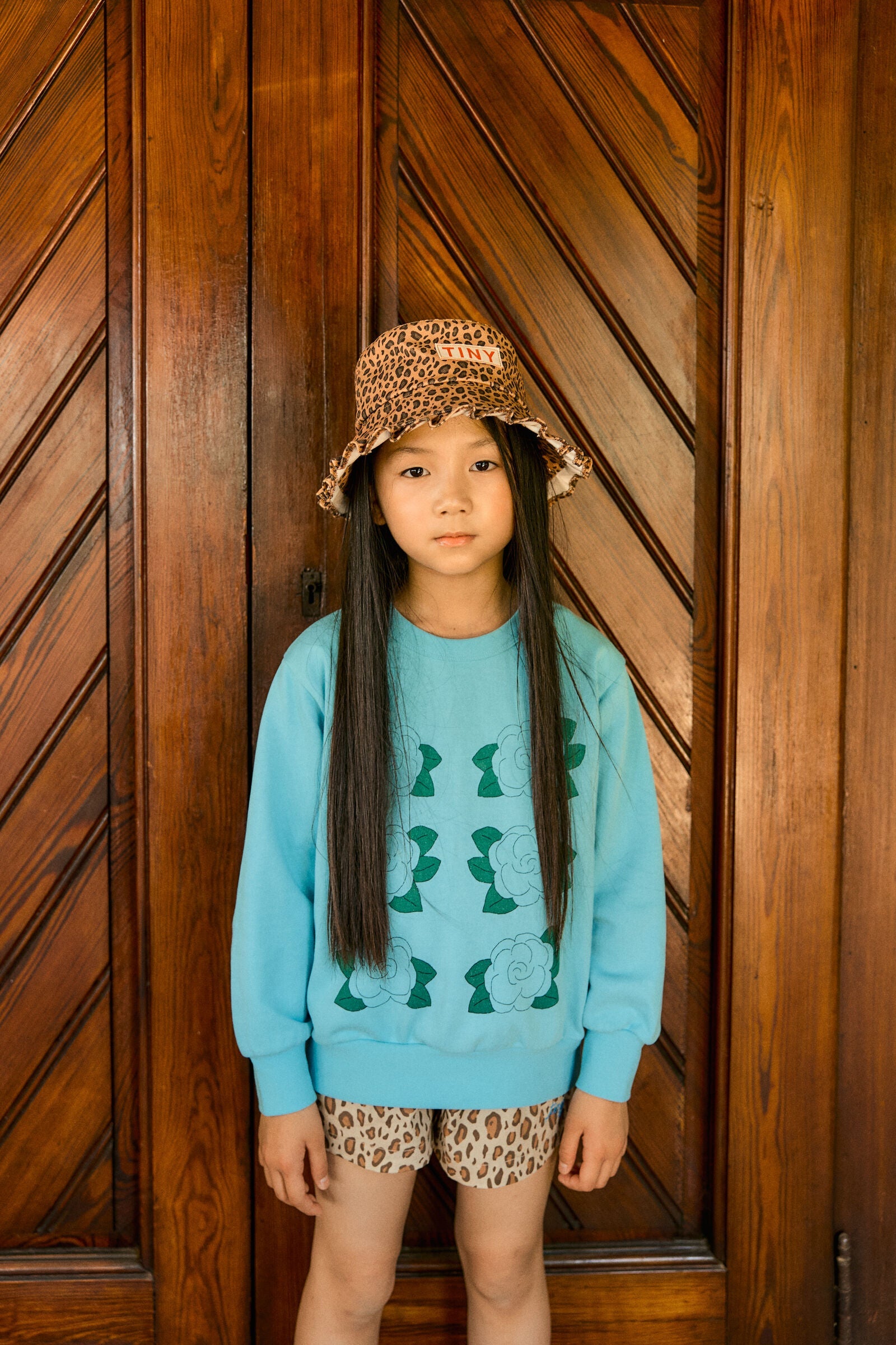 BLUE FLOWERS GRAPHIC SWEATSHIRT