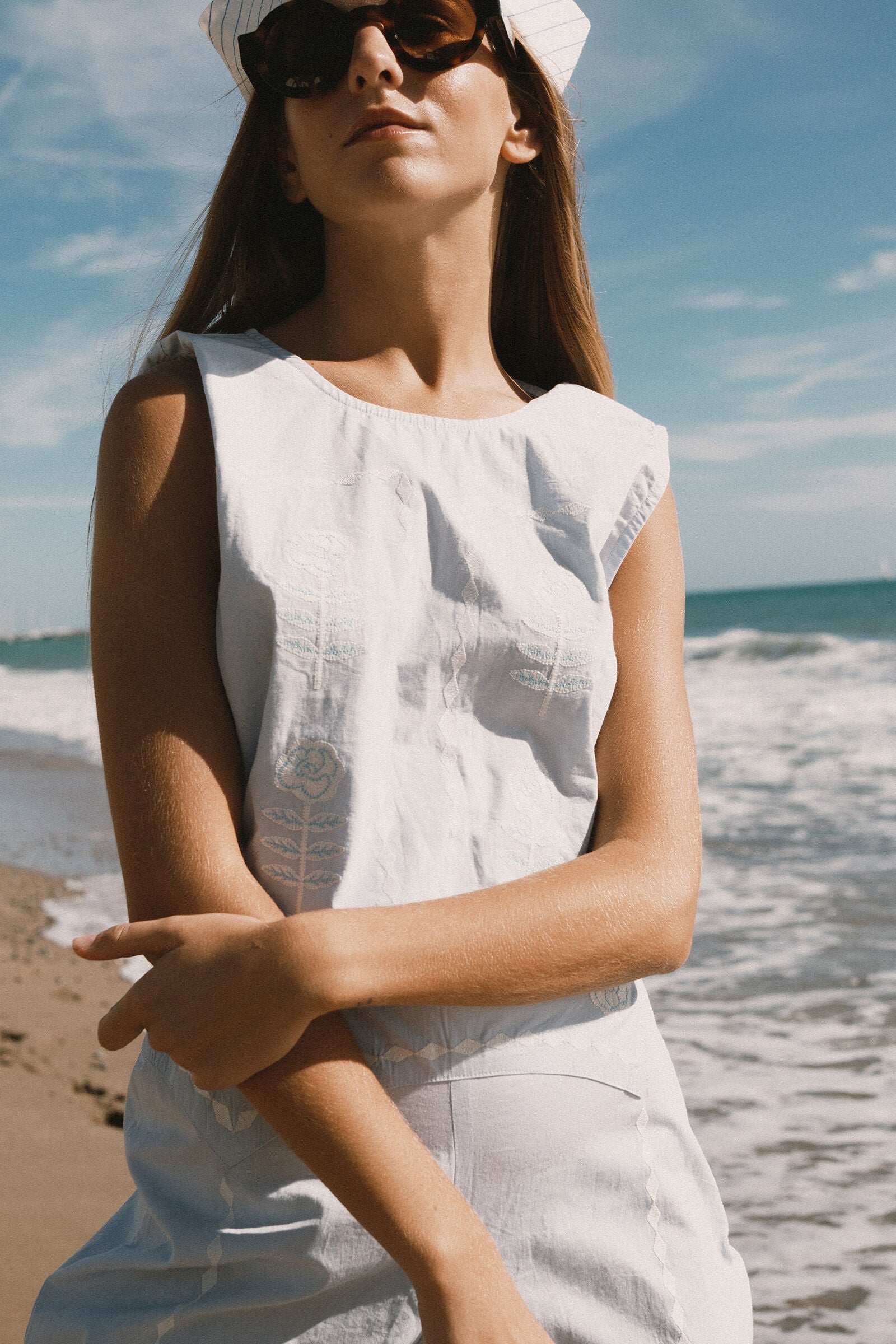 EMBROIDERED SLEVELESS TOP