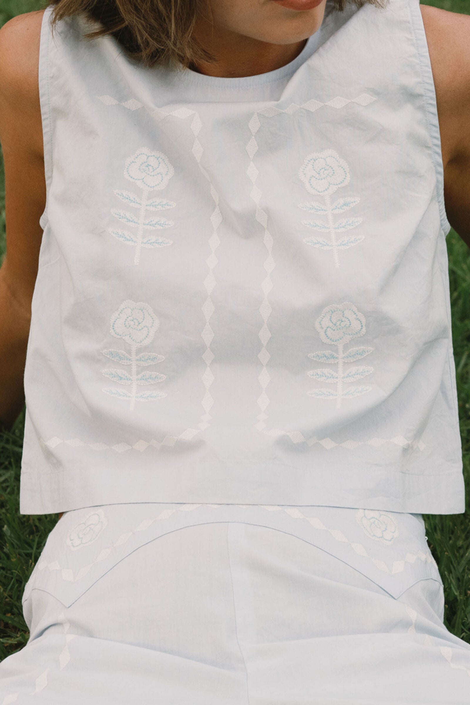 EMBROIDERED SLEVELESS TOP