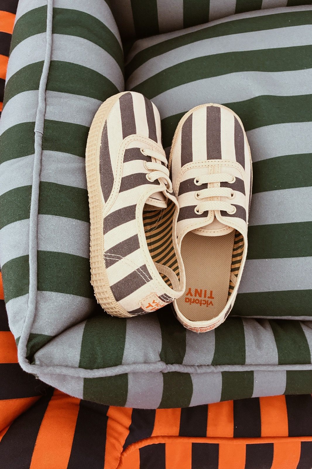 TINY X VICTORIA STRIPED KIDS SNEAKERS
