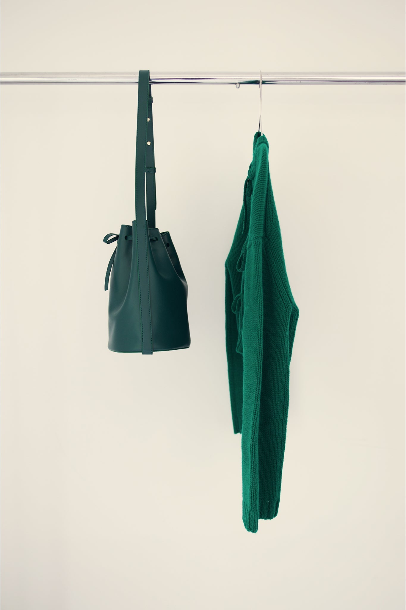ANNE LEATHER MEDIUM BUCKET BAG