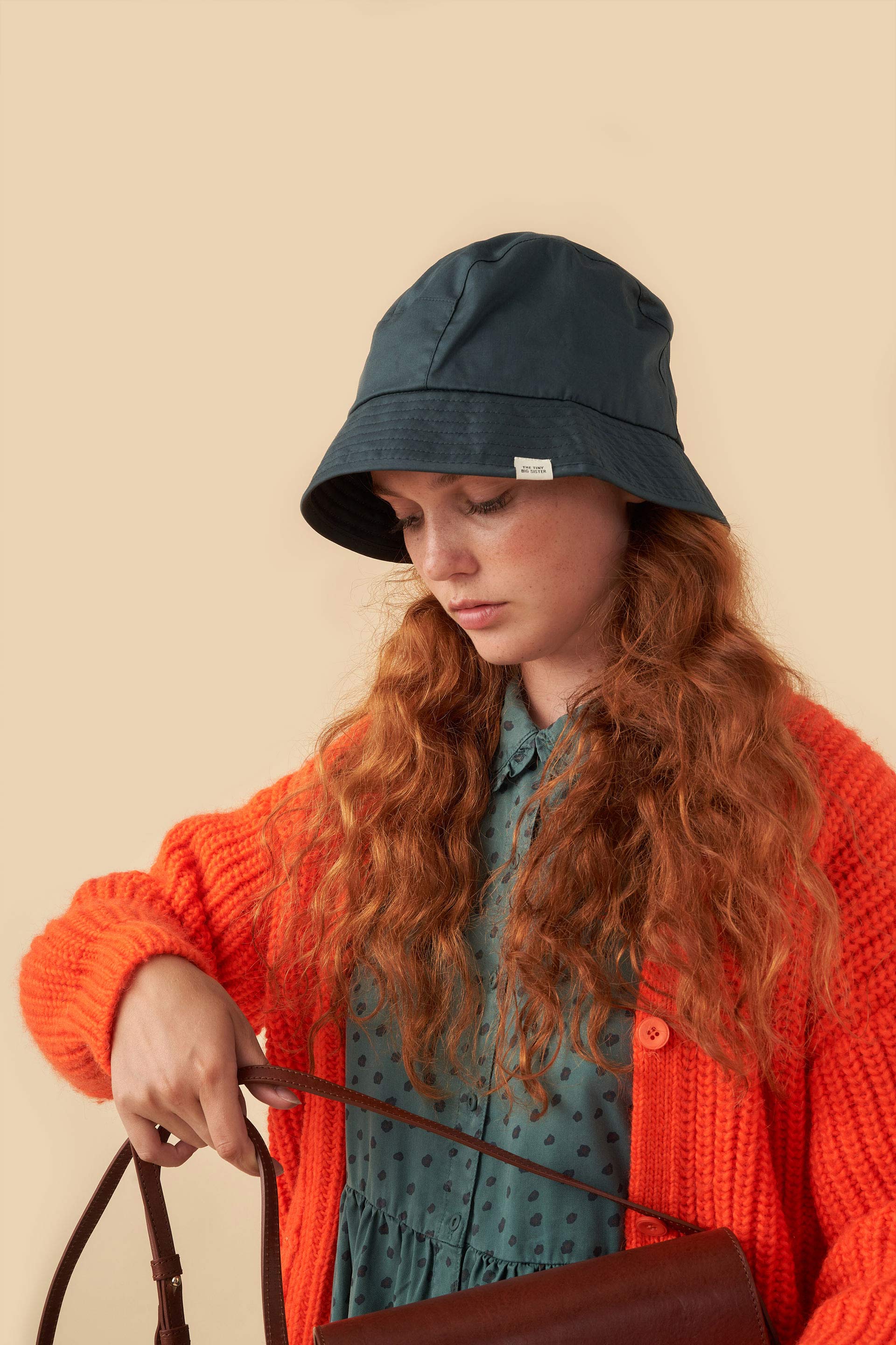 WOMAN BUCKET HAT
