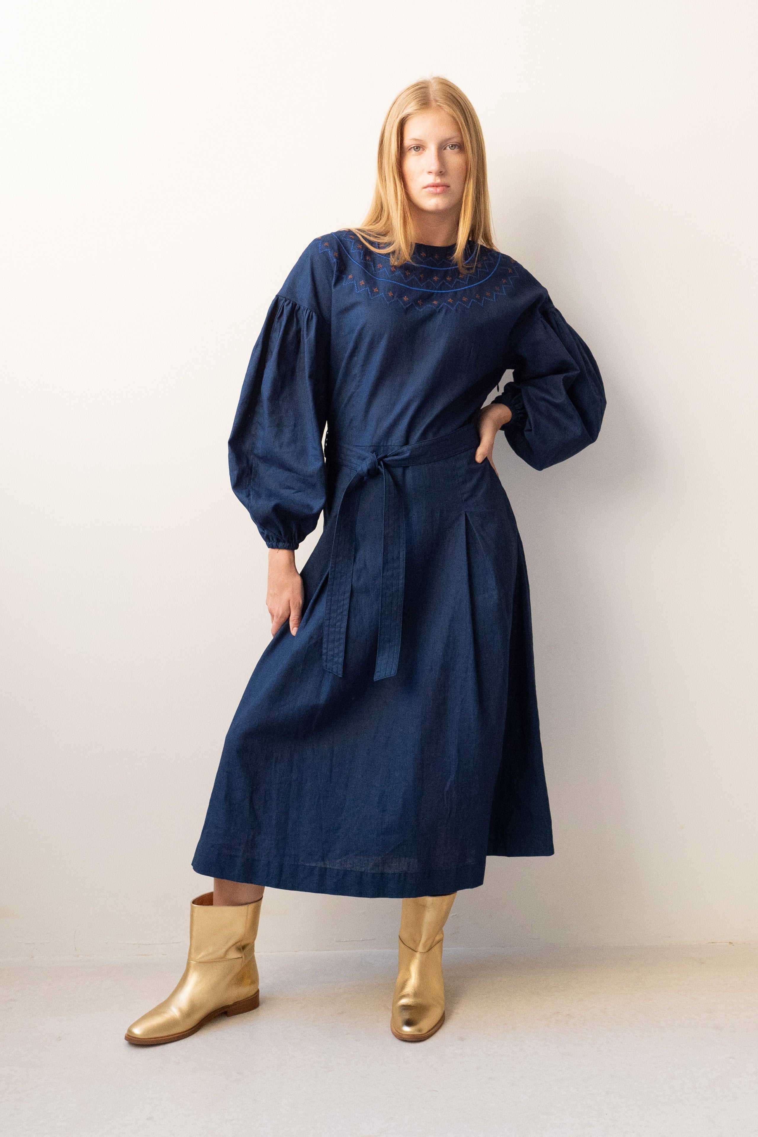 VOLUMINOUS SLEEVE DRESS