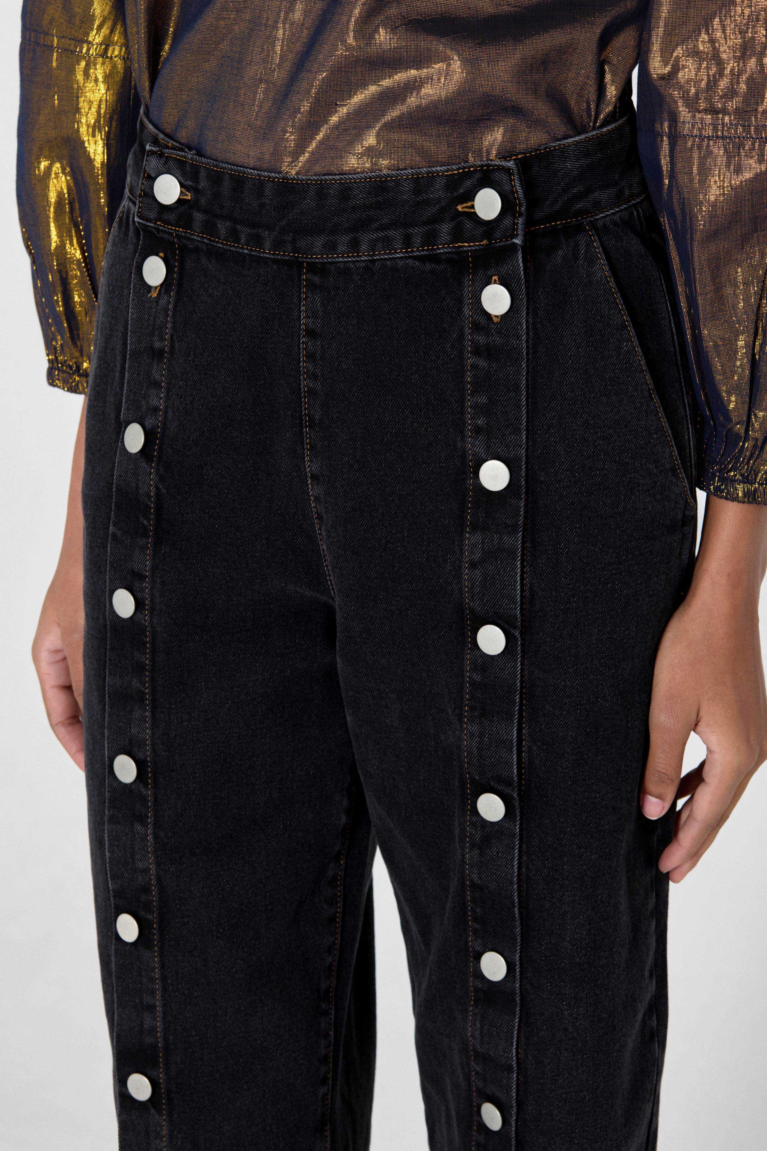 PANTALÓN DENIM BOTONES