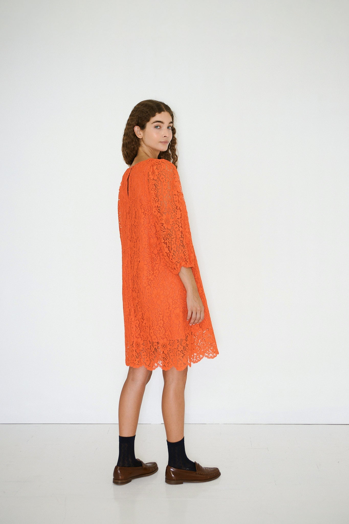 MINI-KLEID MIT PUFFÄRMELN AUS SPITZE