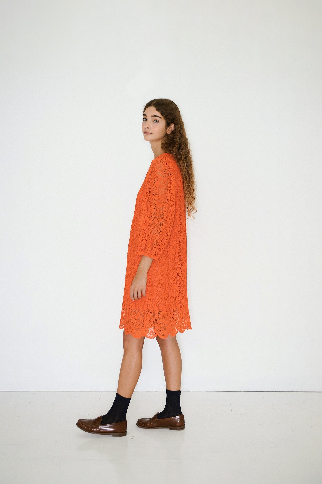 MINI-KLEID MIT PUFFÄRMELN AUS SPITZE