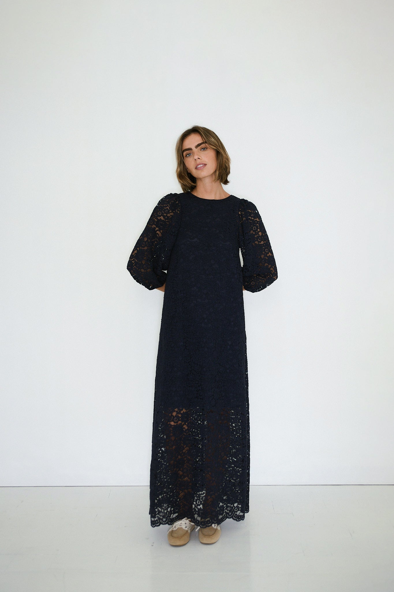 MIDI-KLEID MIT PUFFÄRMELN AUS SPITZE
