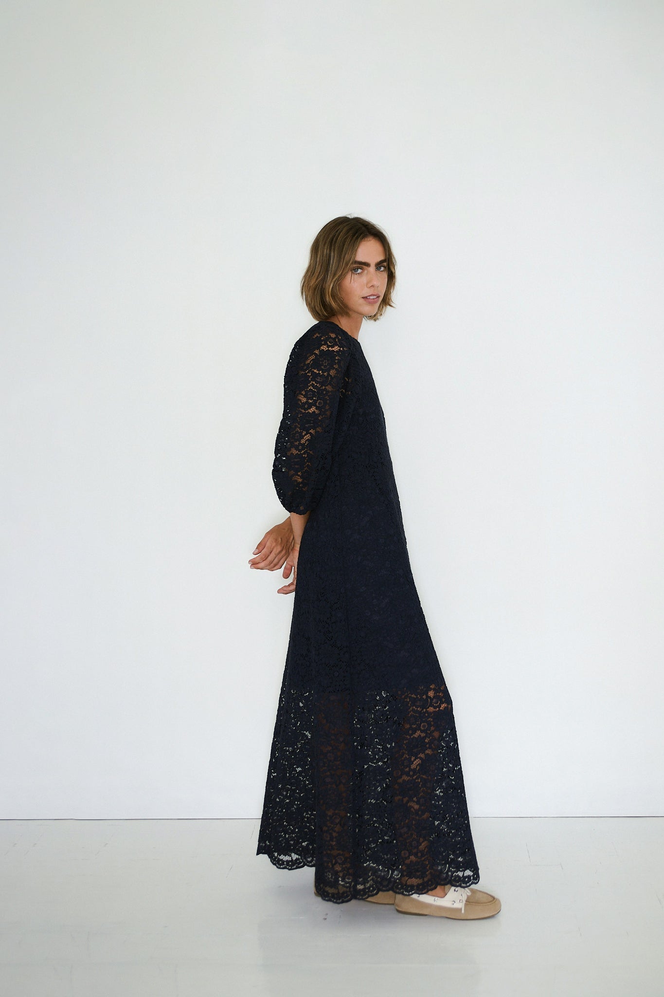 MIDI-KLEID MIT PUFFÄRMELN AUS SPITZE
