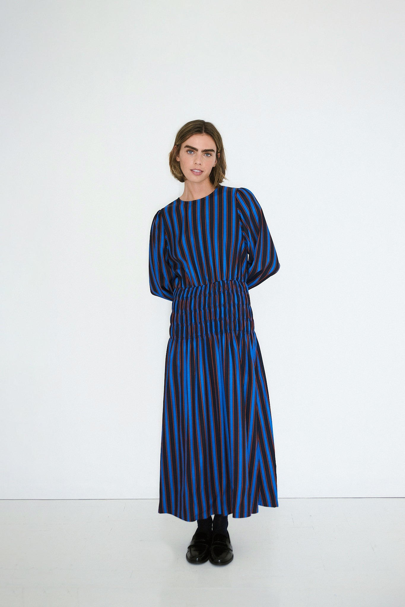 GESTREIFTES MIDI-KLEID