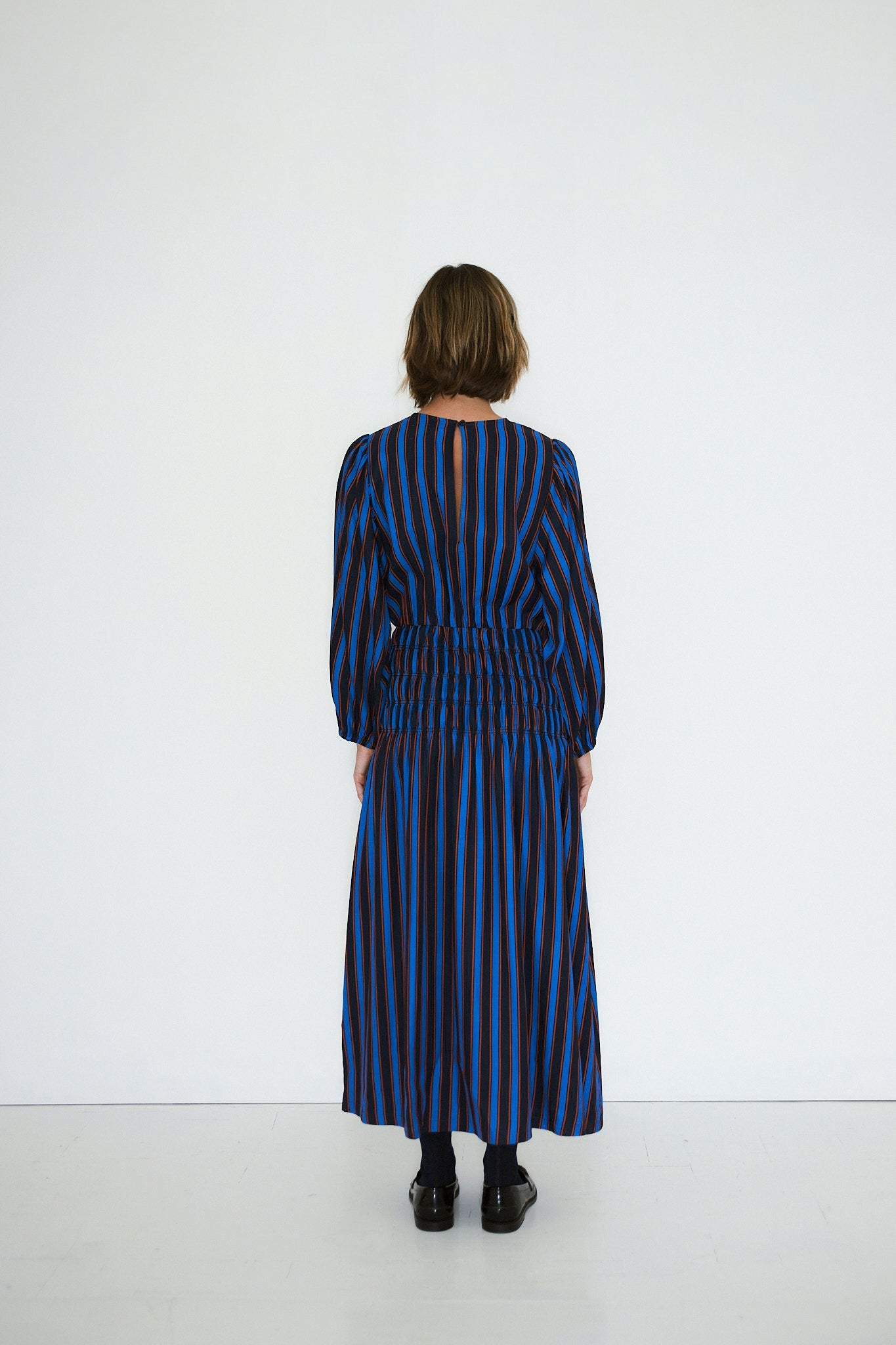GESTREIFTES MIDI-KLEID