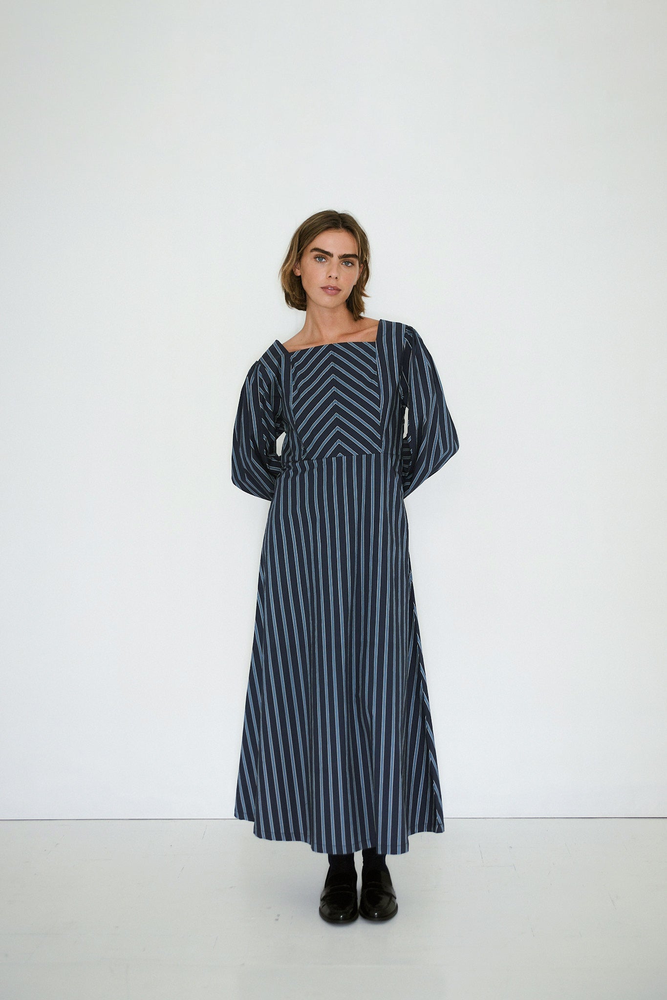 GESTREIFTES MIDI-KLEID