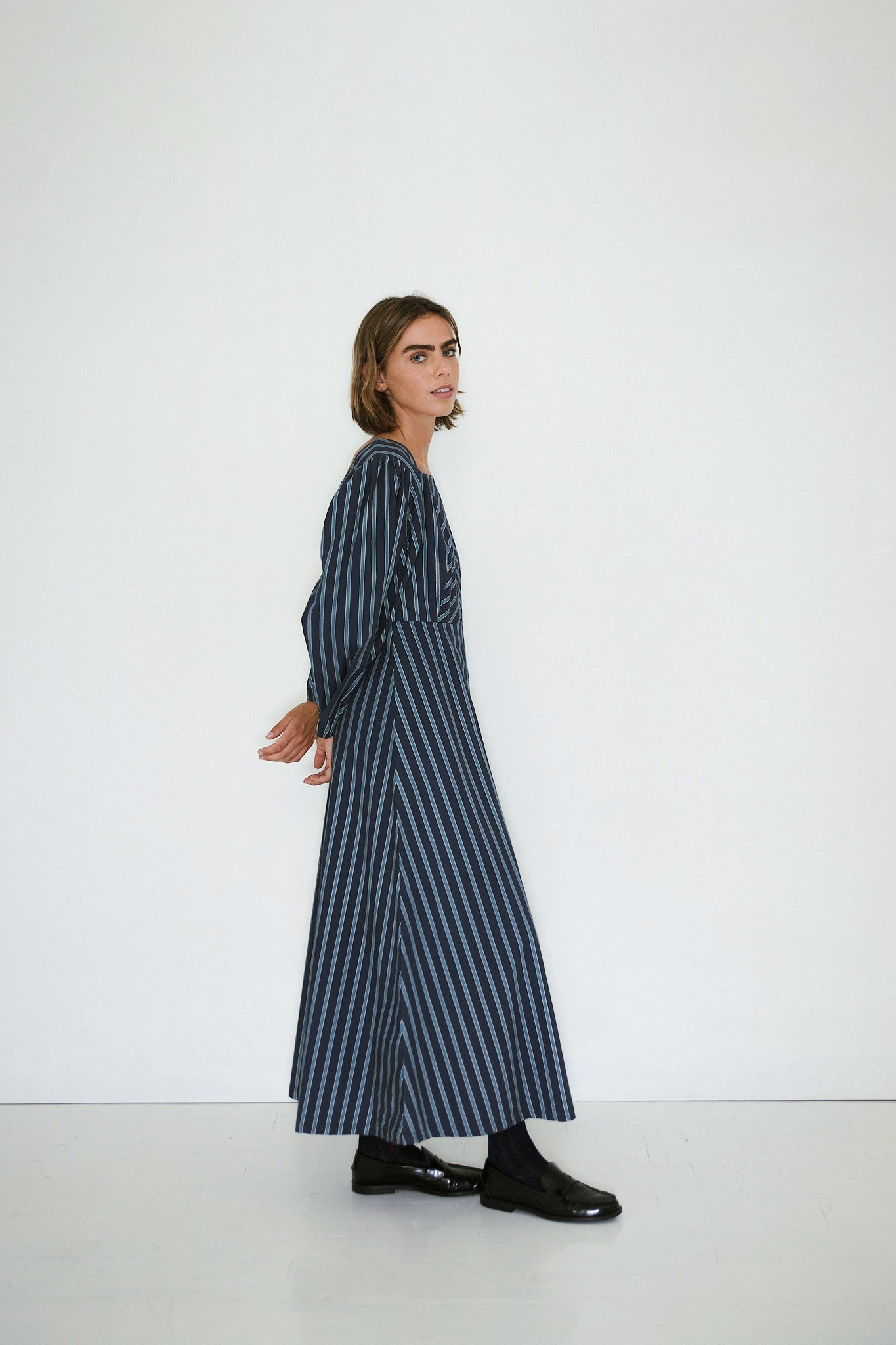 GESTREIFTES MIDI-KLEID