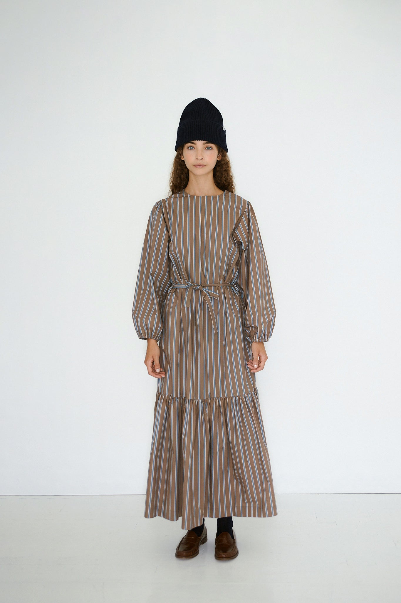 GESTREIFTES KLEID MIT RÜSCHEN