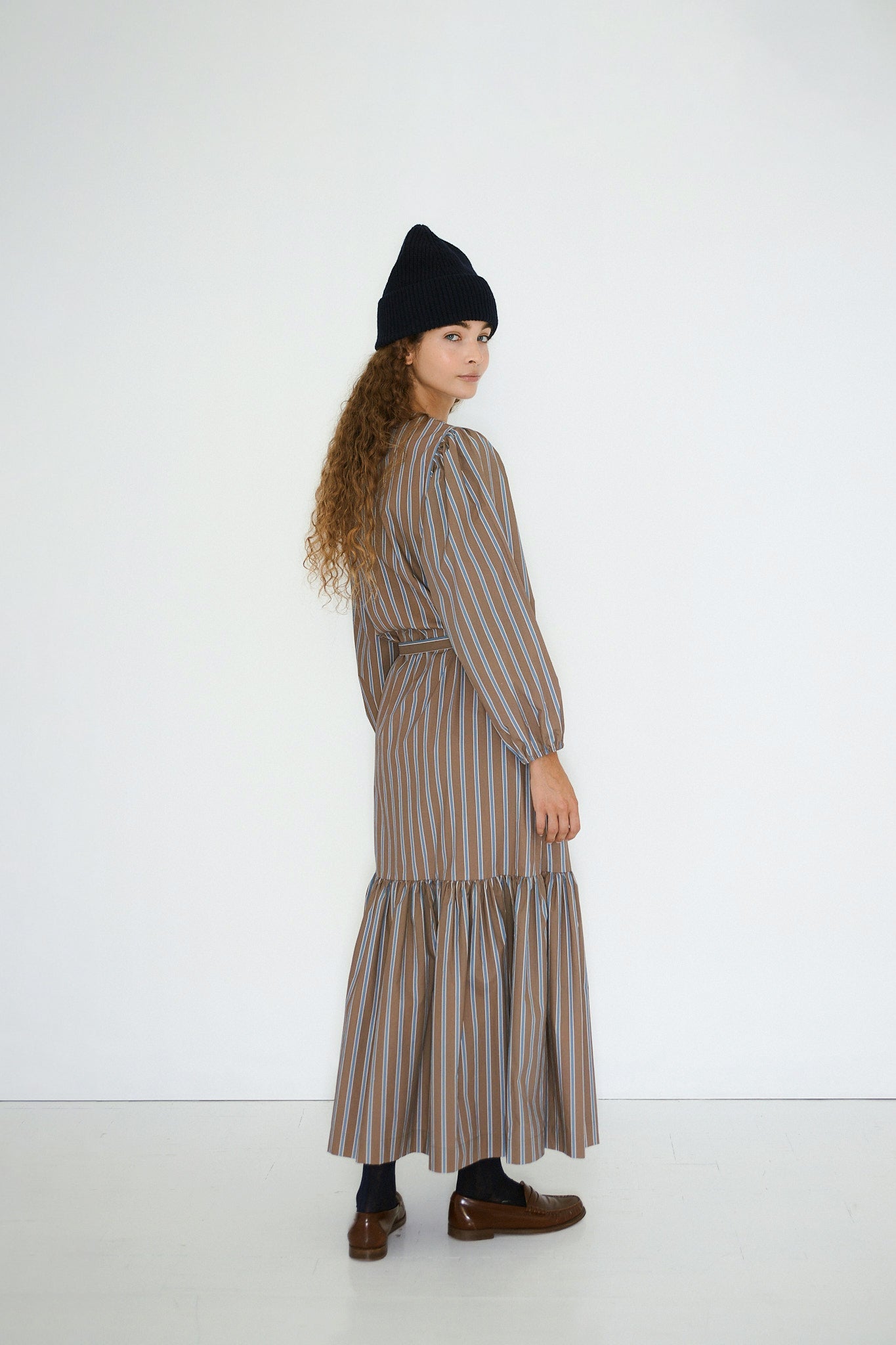 GESTREIFTES KLEID MIT RÜSCHEN