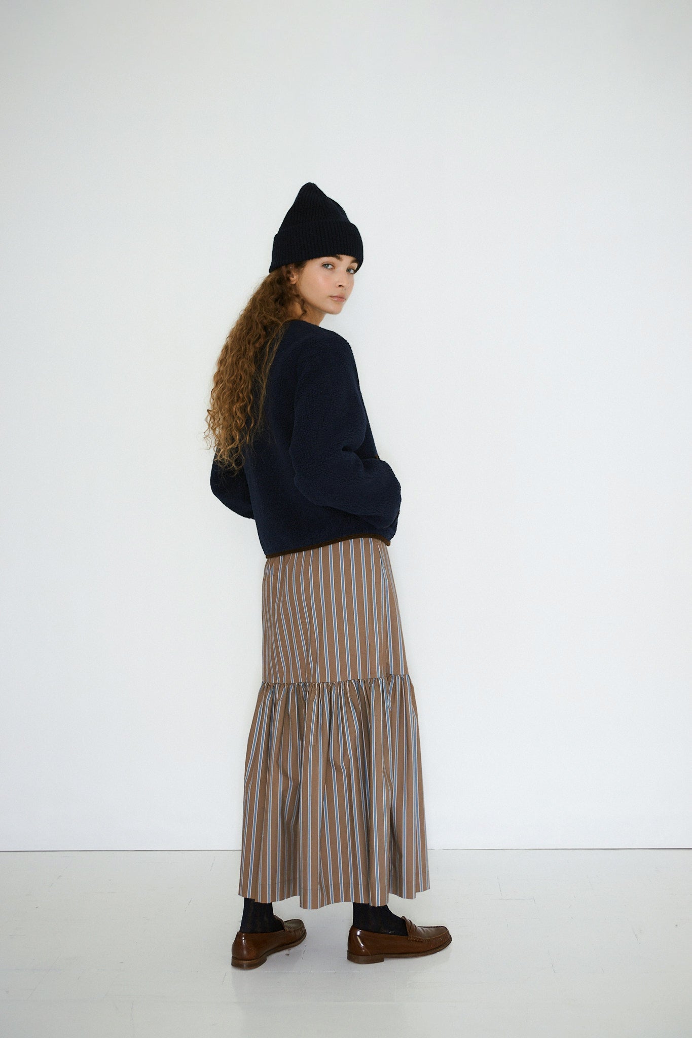 GESTREIFTES KLEID MIT RÜSCHEN
