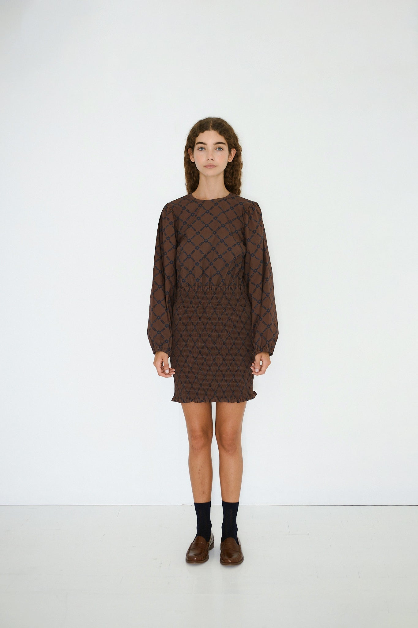 KLEID MIT PUFFÄRMELN GRID FLOWERS