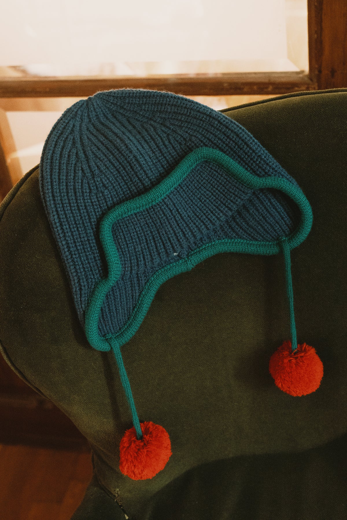 BEANIE MIT BOMMEL UND OHRENKLAPPEN