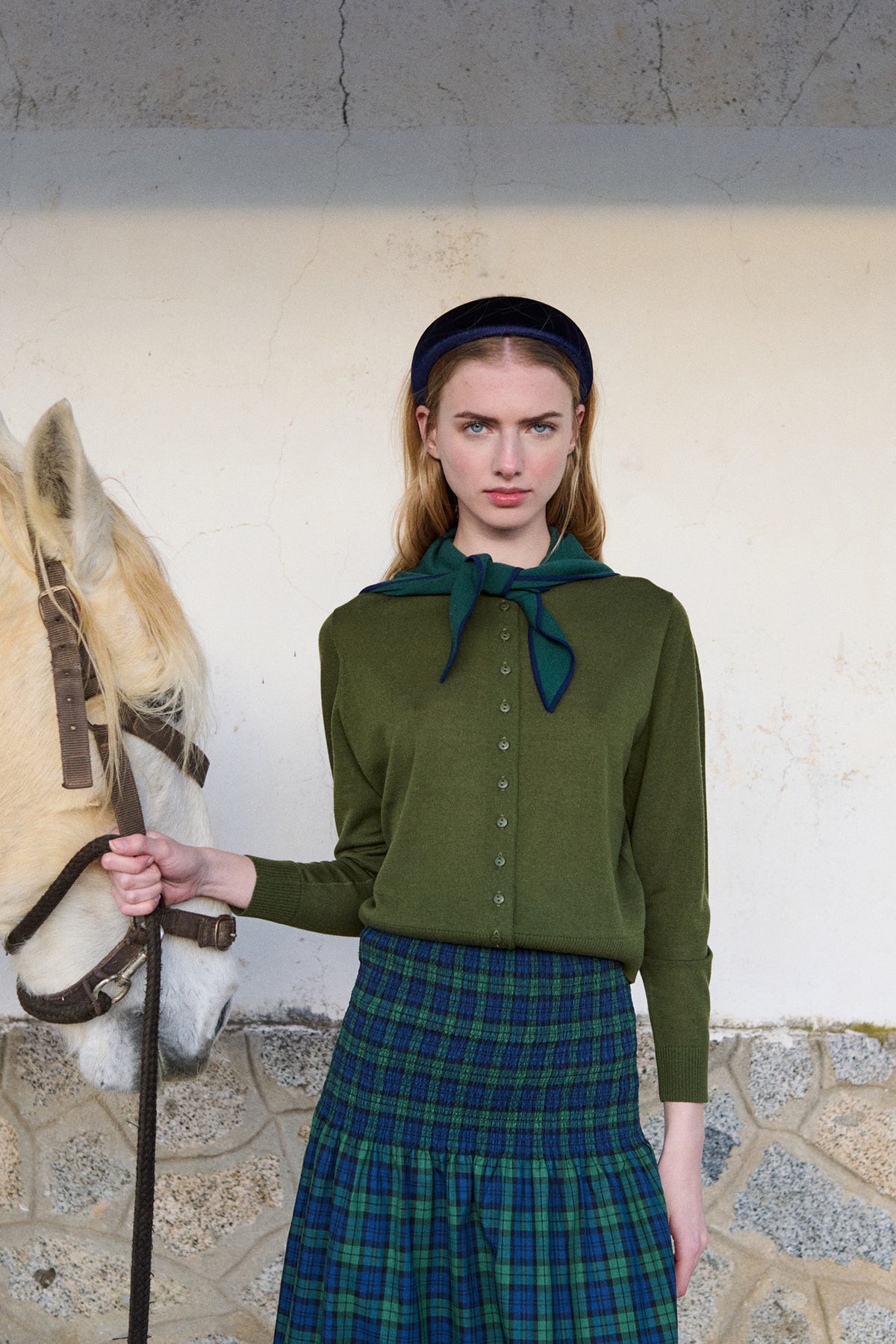 STRICKJACKE MIT SCHALKRAGEN UND KONTRASTDETAILS LARA