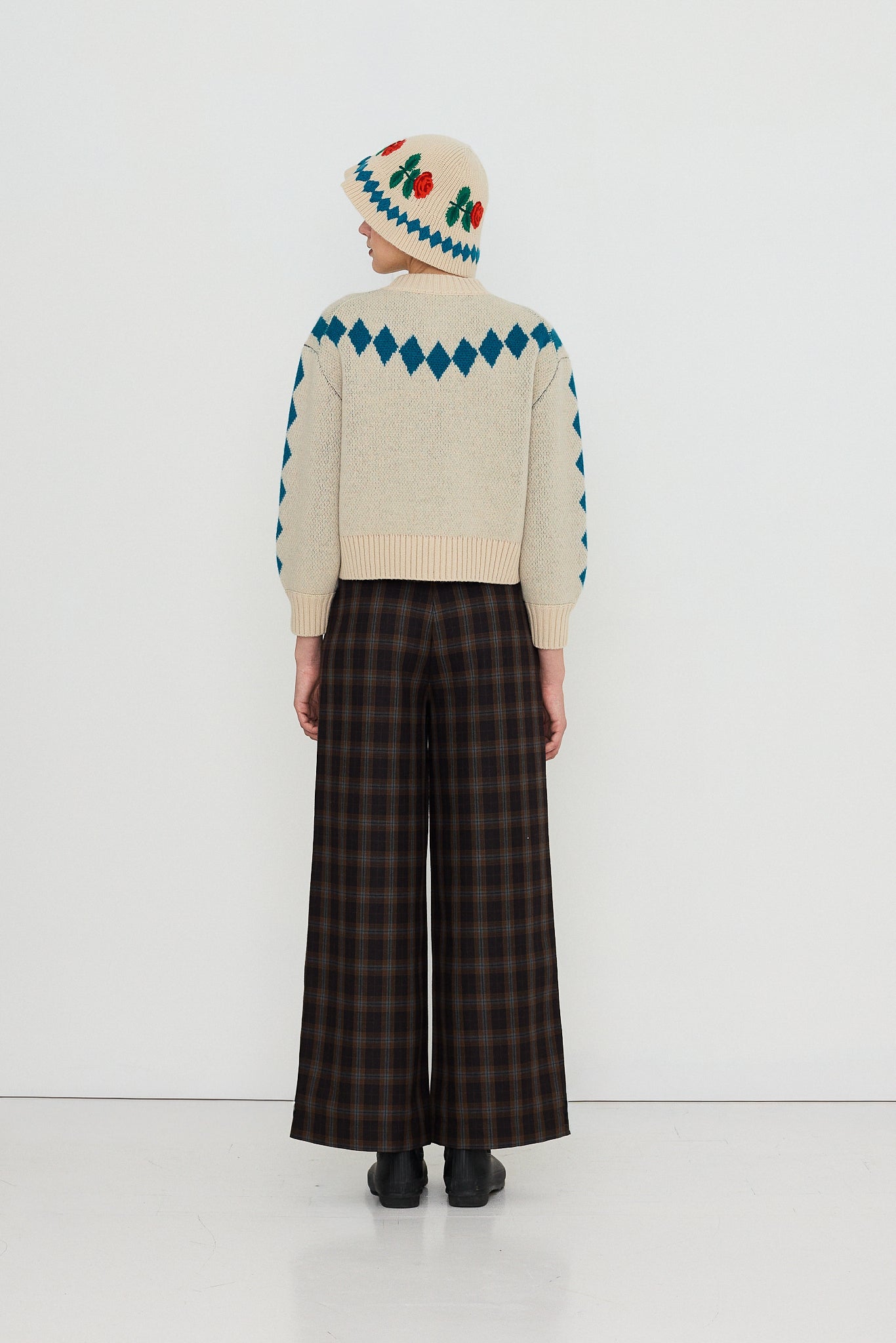 DIAMONDS ROSES ROUND NECK CARDIGAN