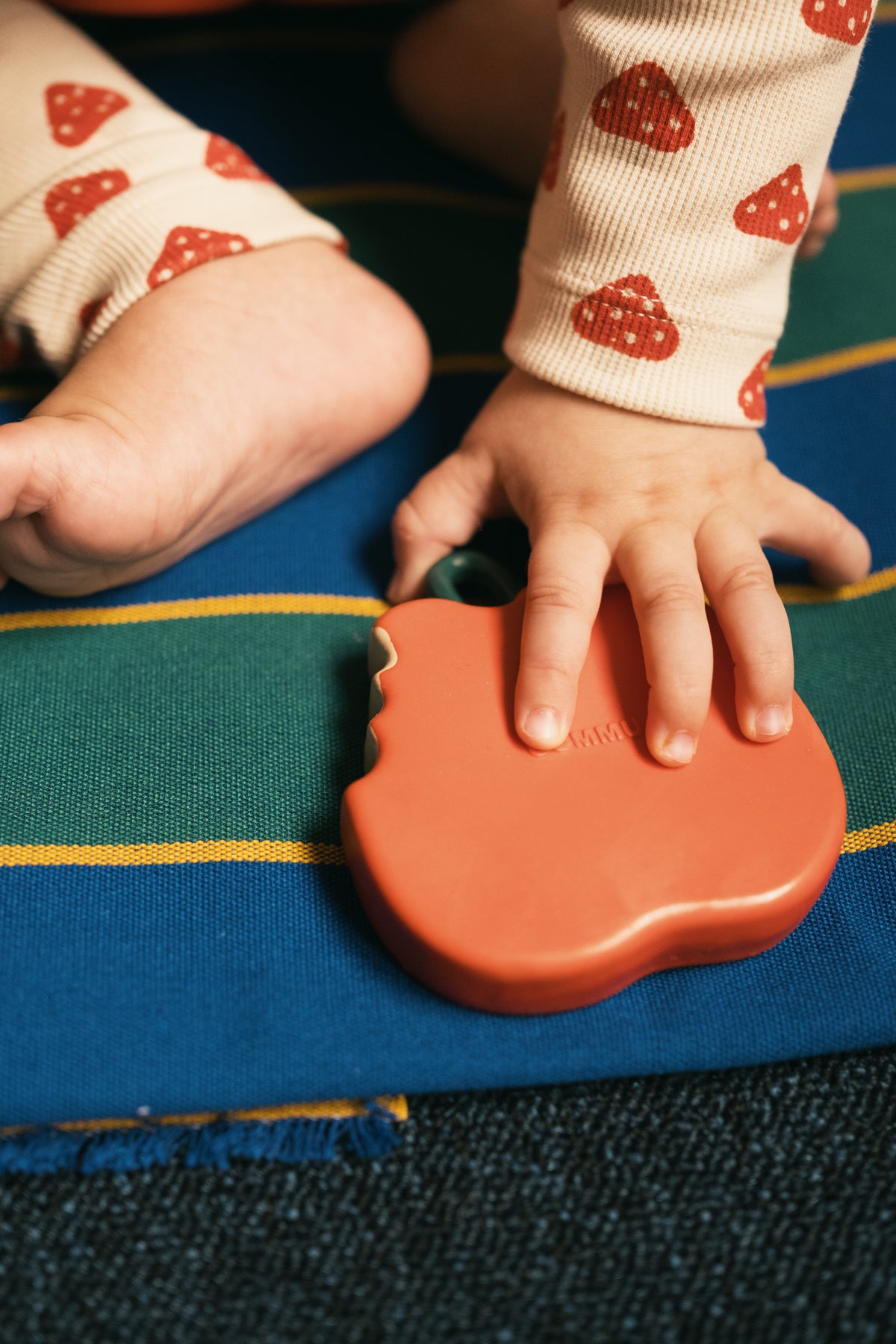 GOMMU APPLE TEETHER