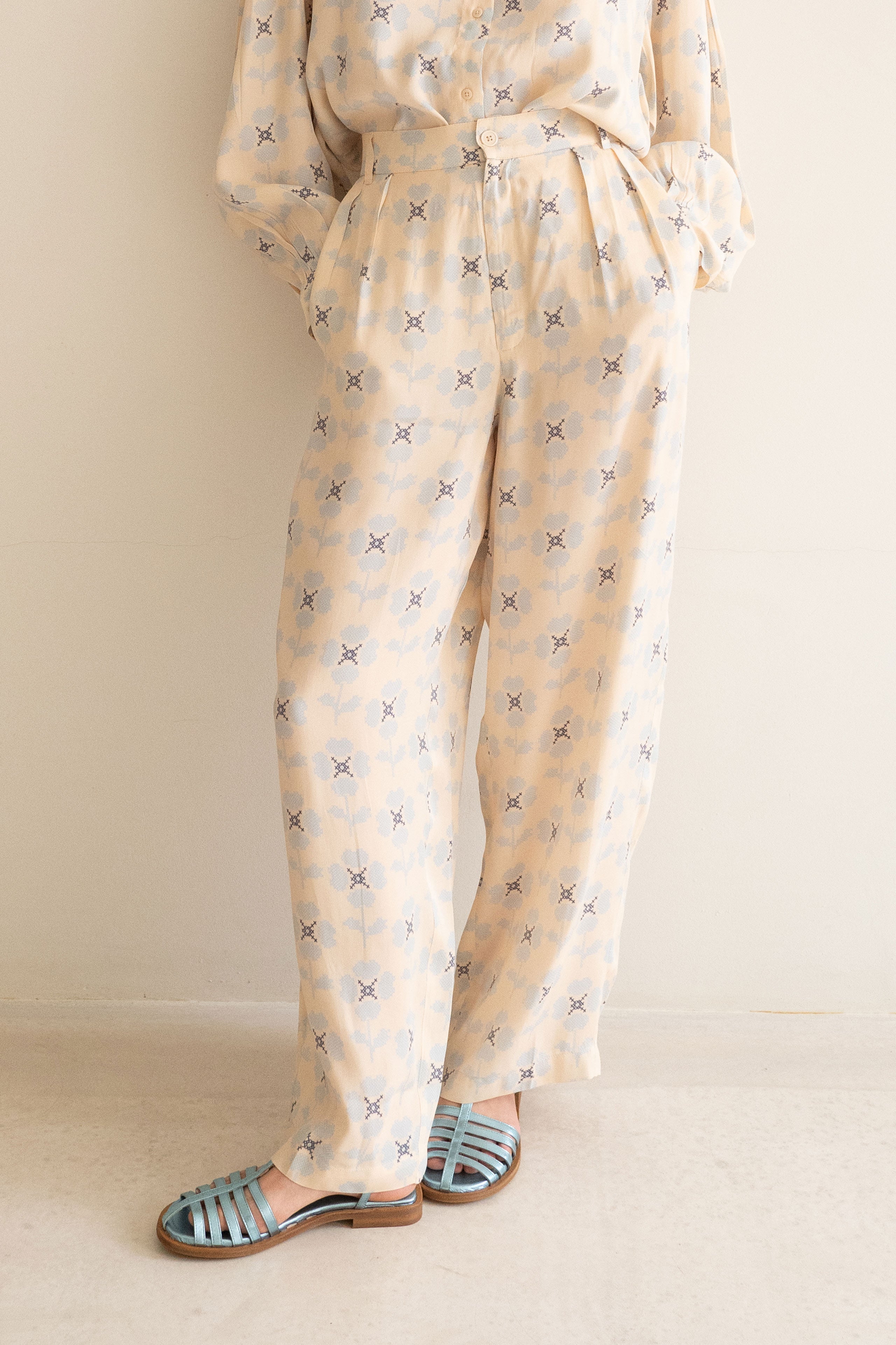 CROSS STITCH FLOWERS PLEATED TROUSERS