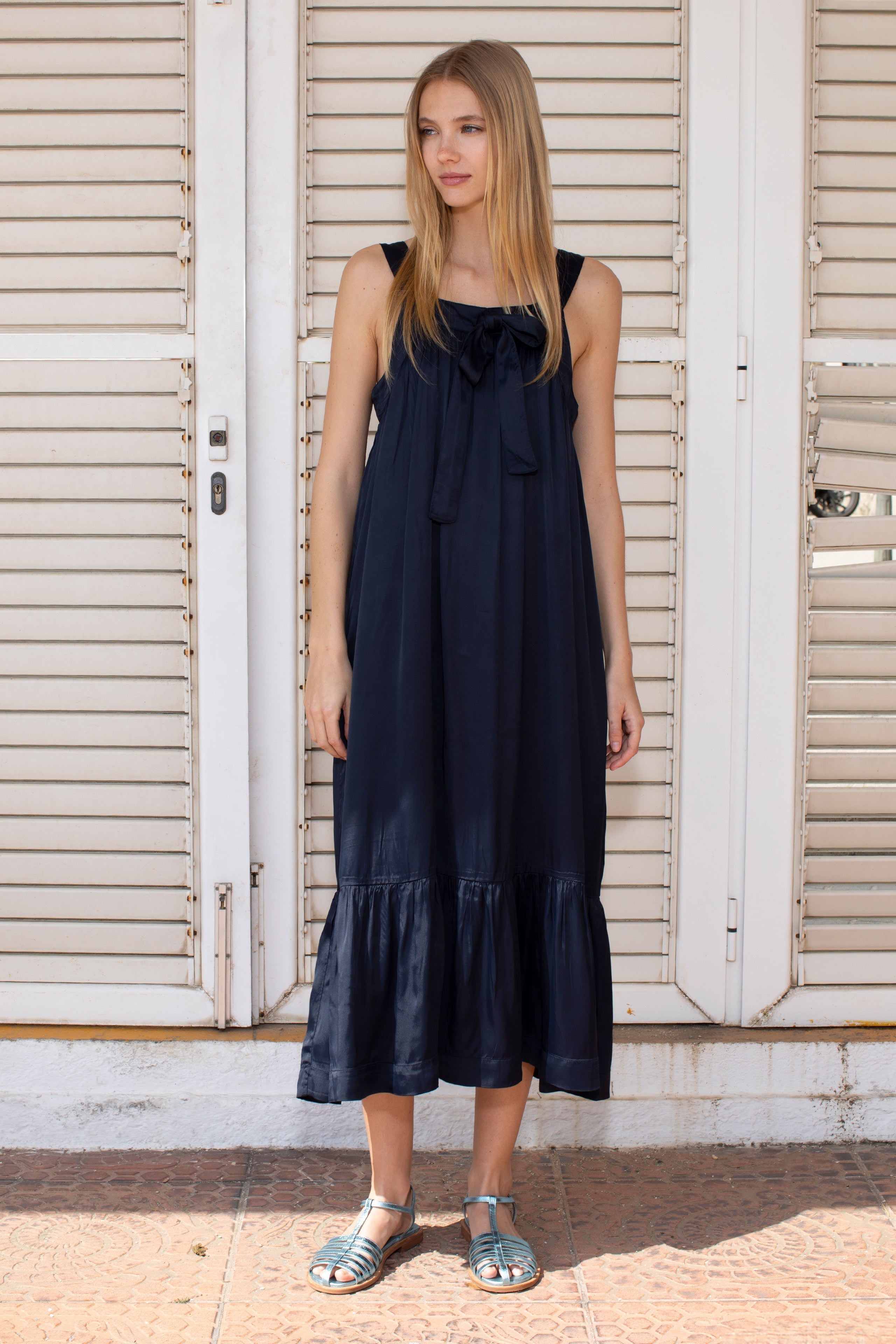 VESTIDO CON LAZO DELANTERO