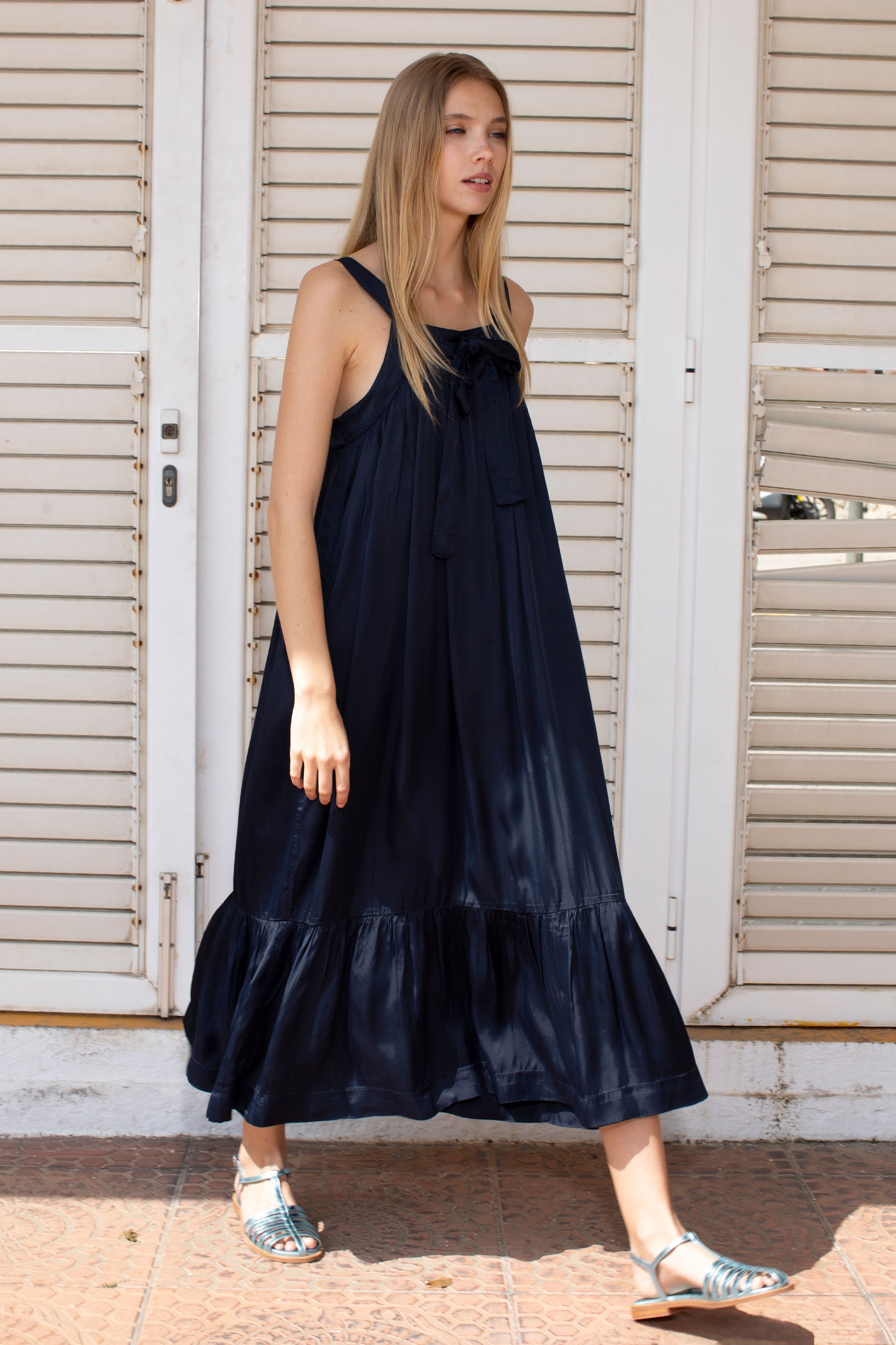 VESTIDO CON LAZO DELANTERO