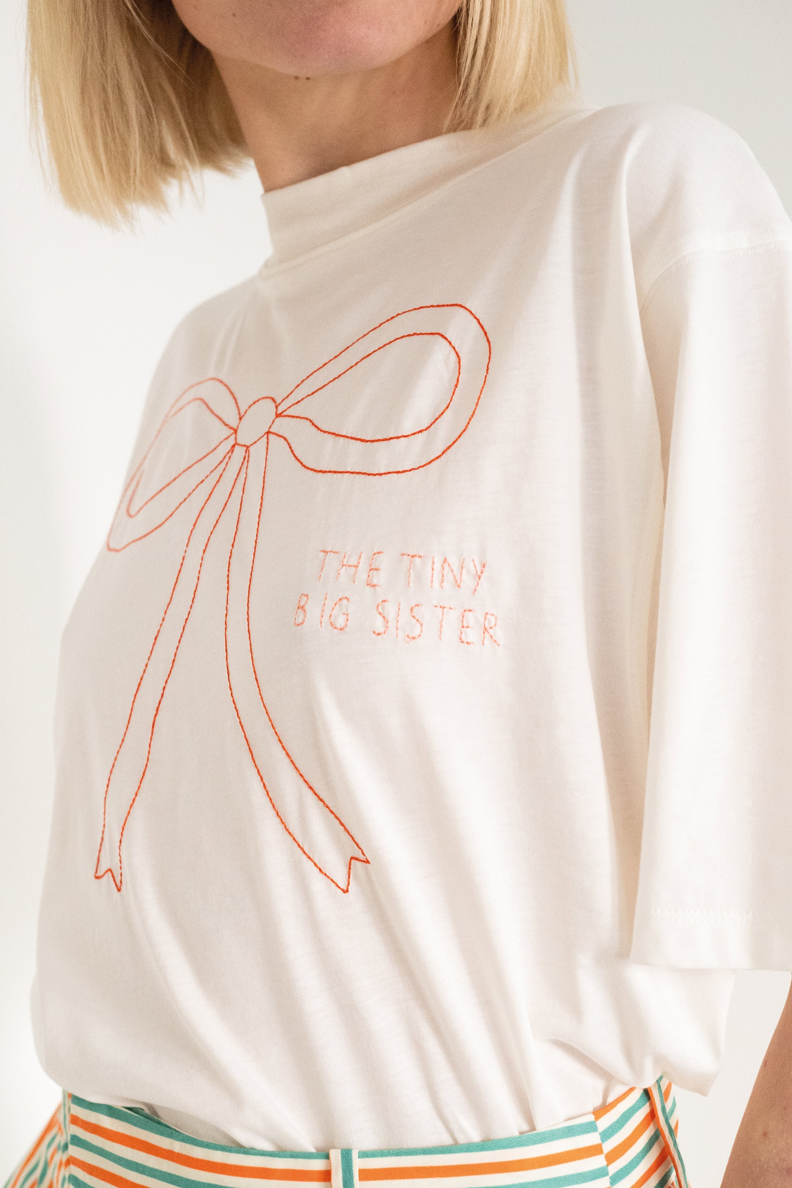 EMBROIDERED BOW TEE