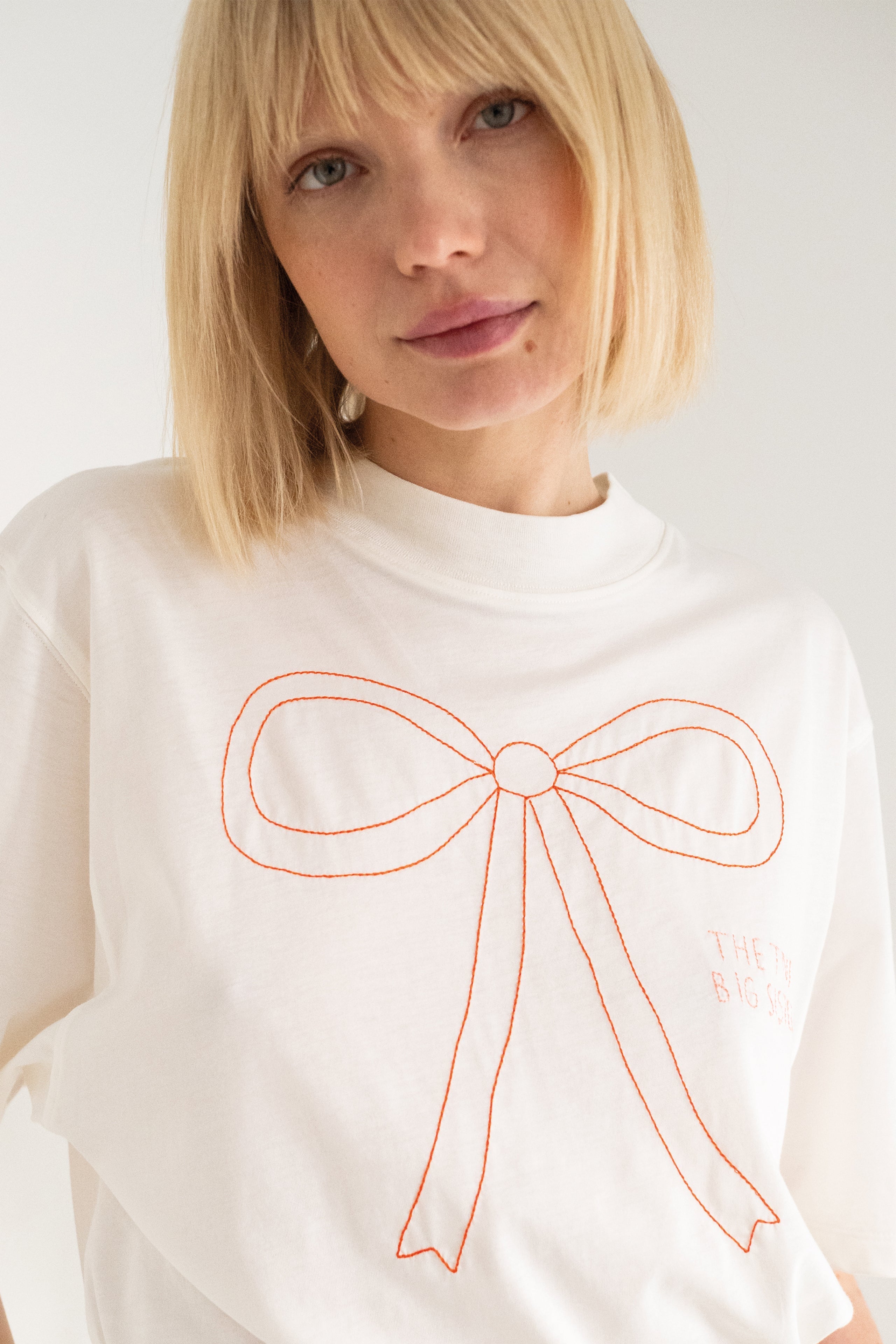 EMBROIDERED BOW TEE