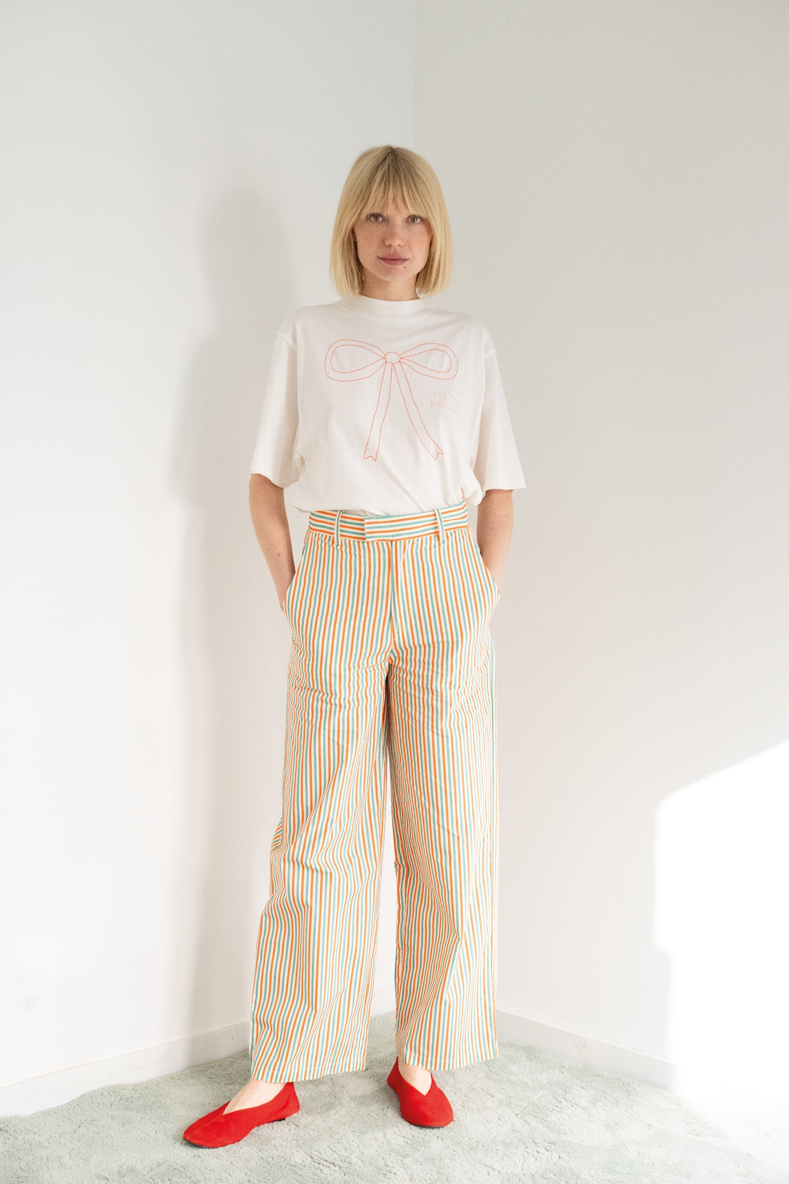 EMBROIDERED BOW TEE