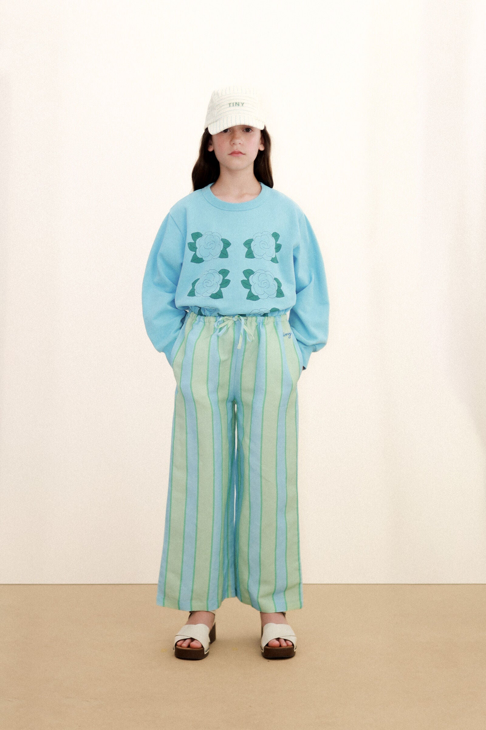 BLUE FLOWERS GRAPHIC SWEATSHIRT
