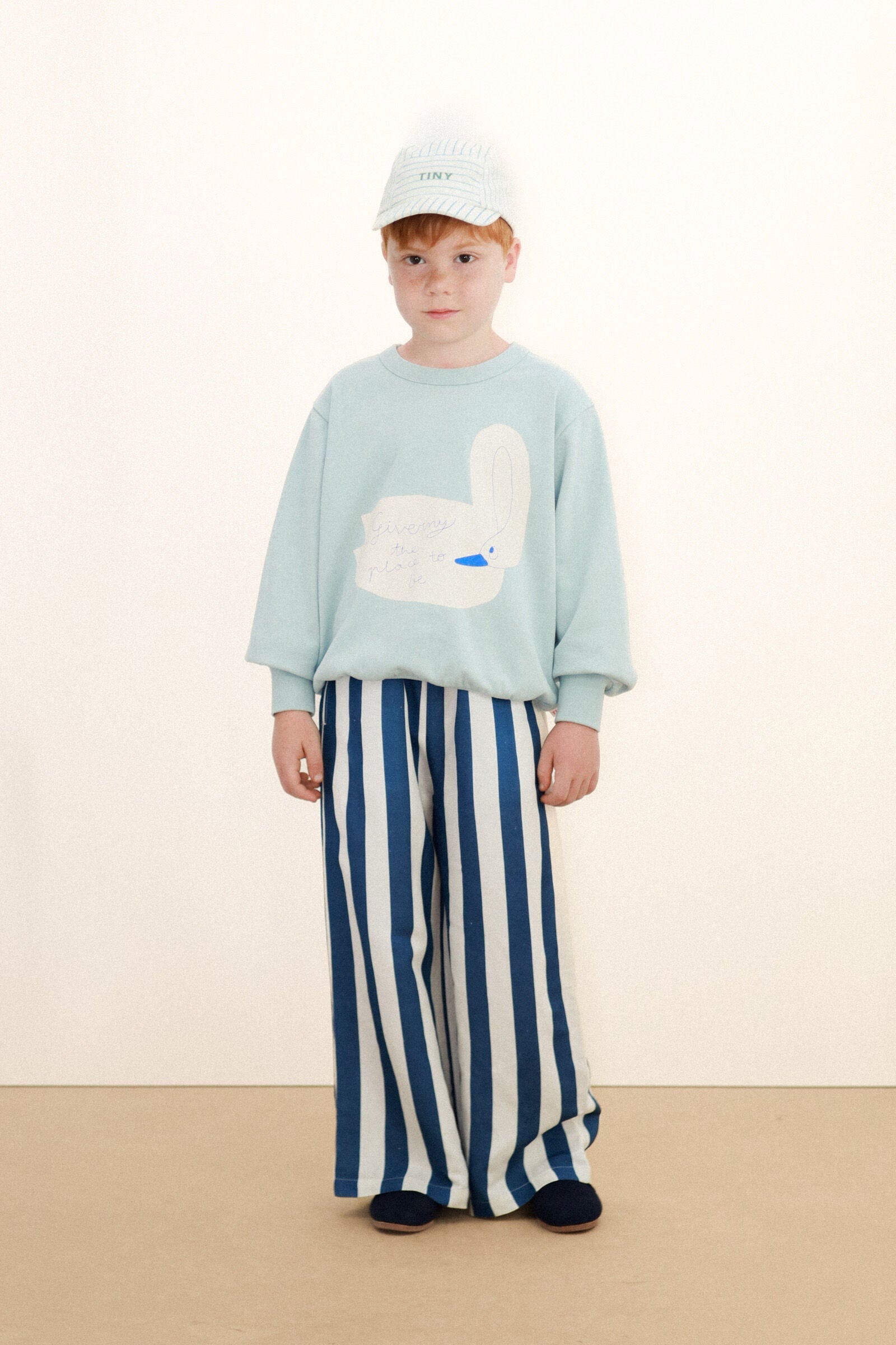 SWAN GRAPHIC SWEATSHIRT