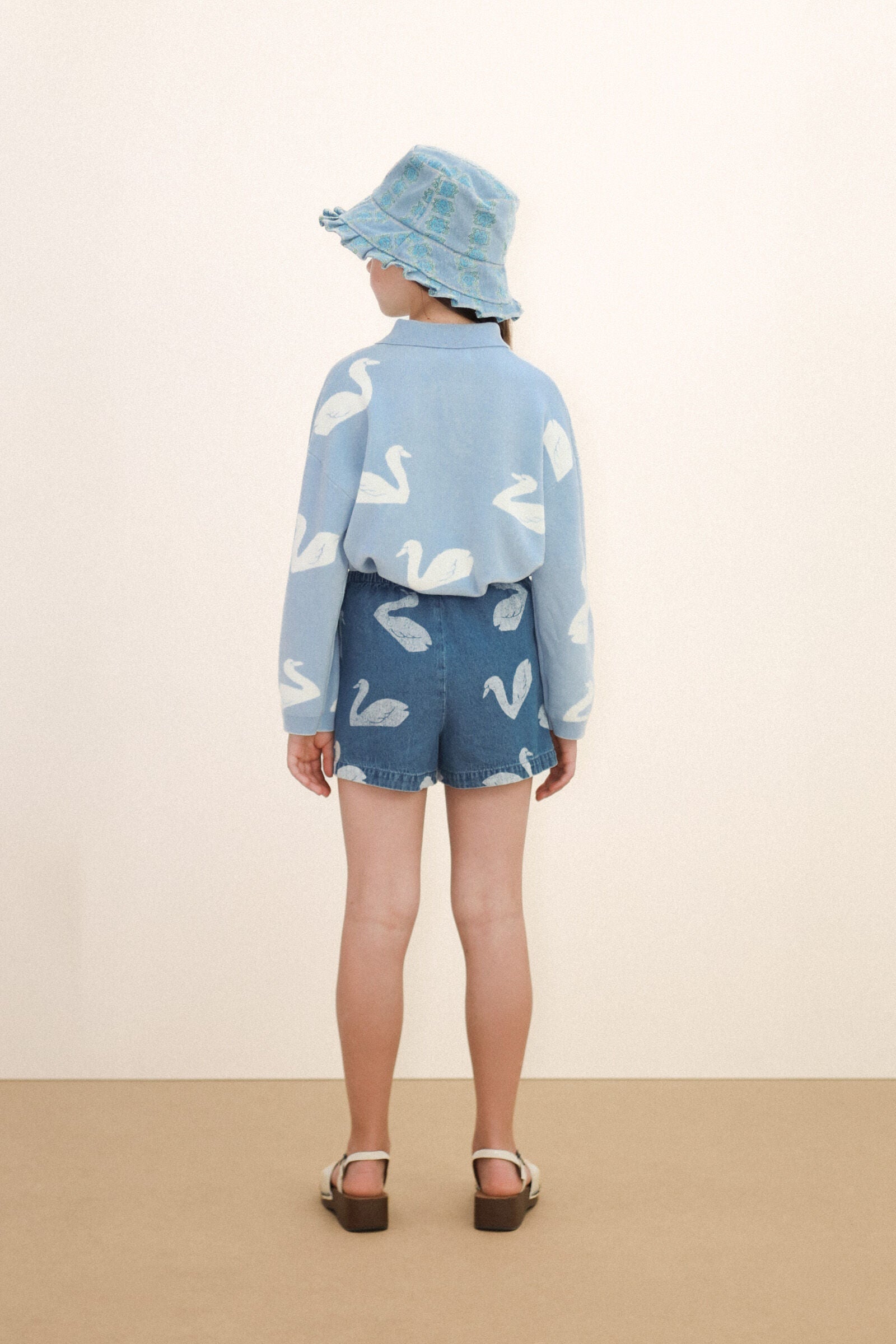 BIG SWANS SWEATER