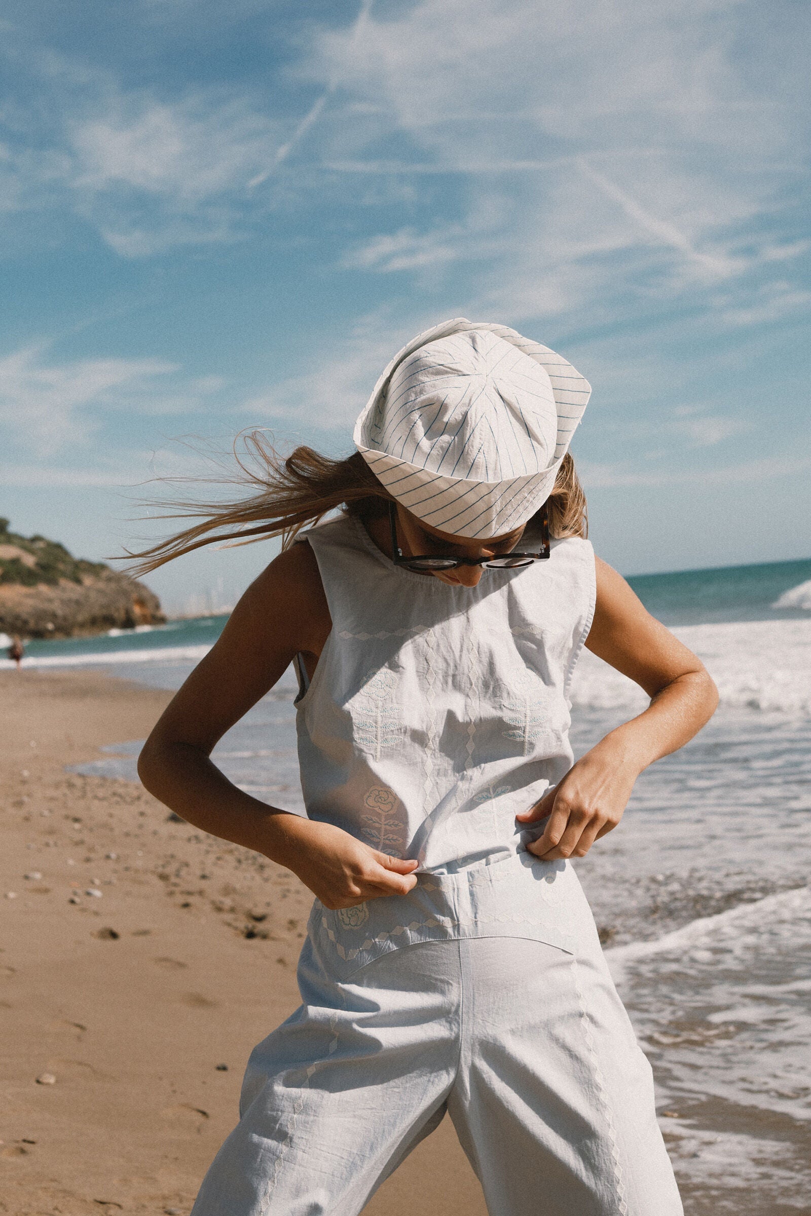 EMBROIDERED SLEVELESS TOP